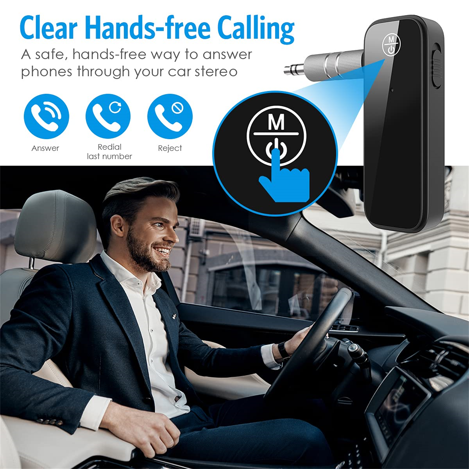 Mann im Auto nutzt Freisprecheinrichtung. Gerät, Symbole und Text zu Anrufaktionen sind sichtbar.