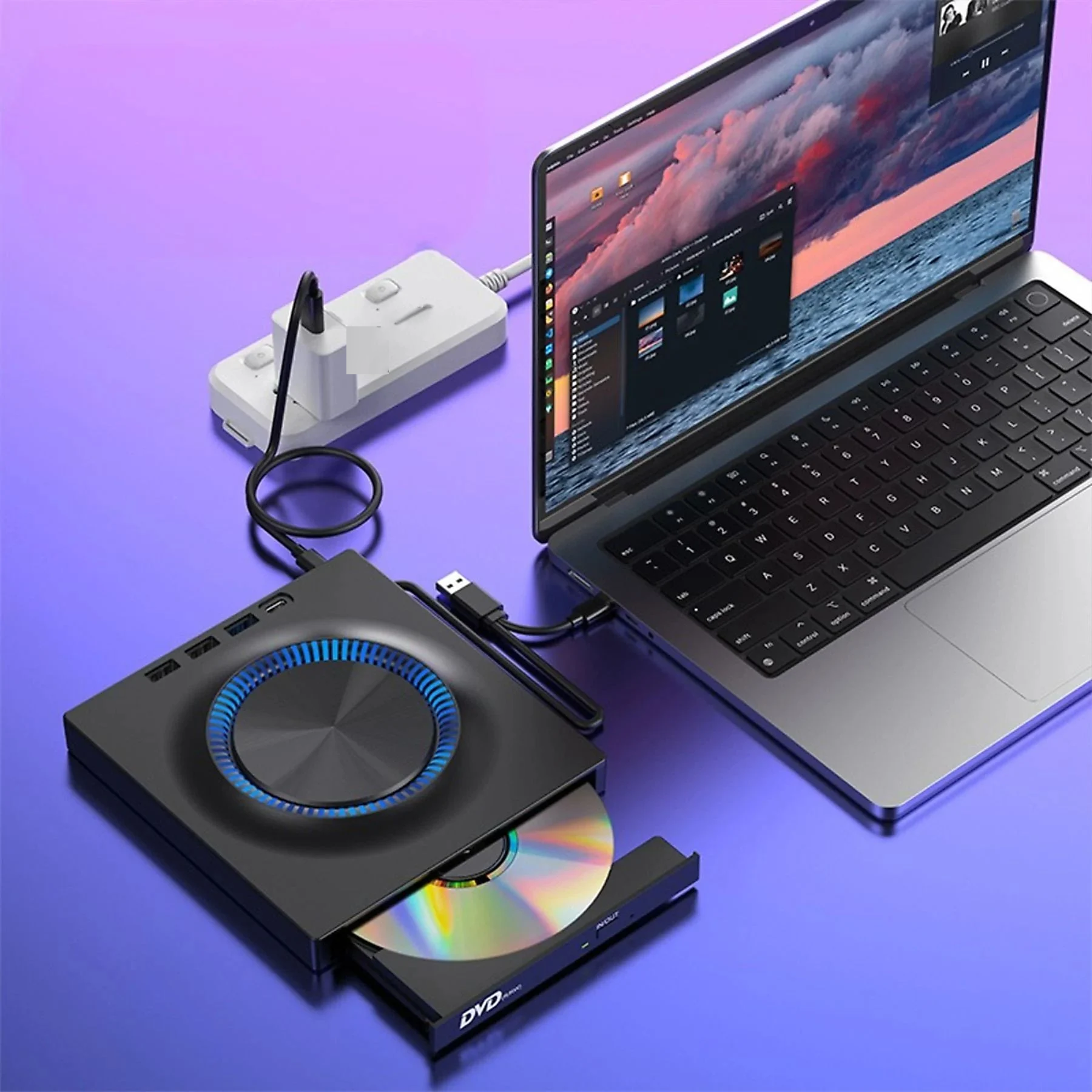 Ein schwarzes DVD-Laufwerk ist mit einem schwarzen USB-Kabel an einen Laptop angeschlossen.