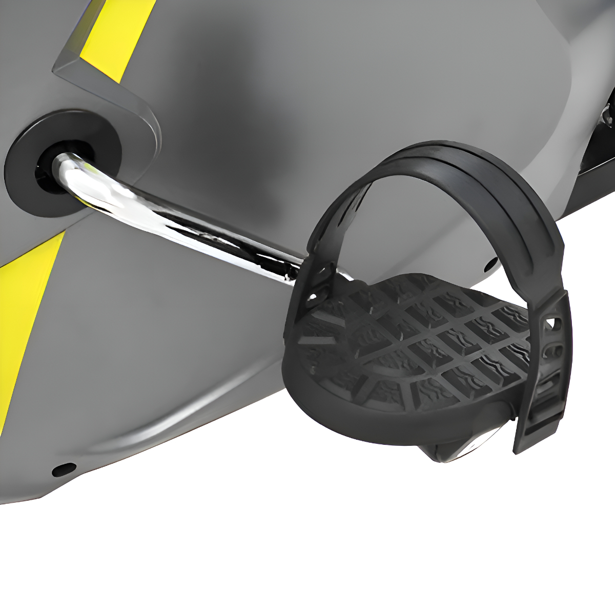 Nahaufnahme eines stationären Fahrradpedals. Das Pedal ist schwarz mit einer grau-gelben Seite.