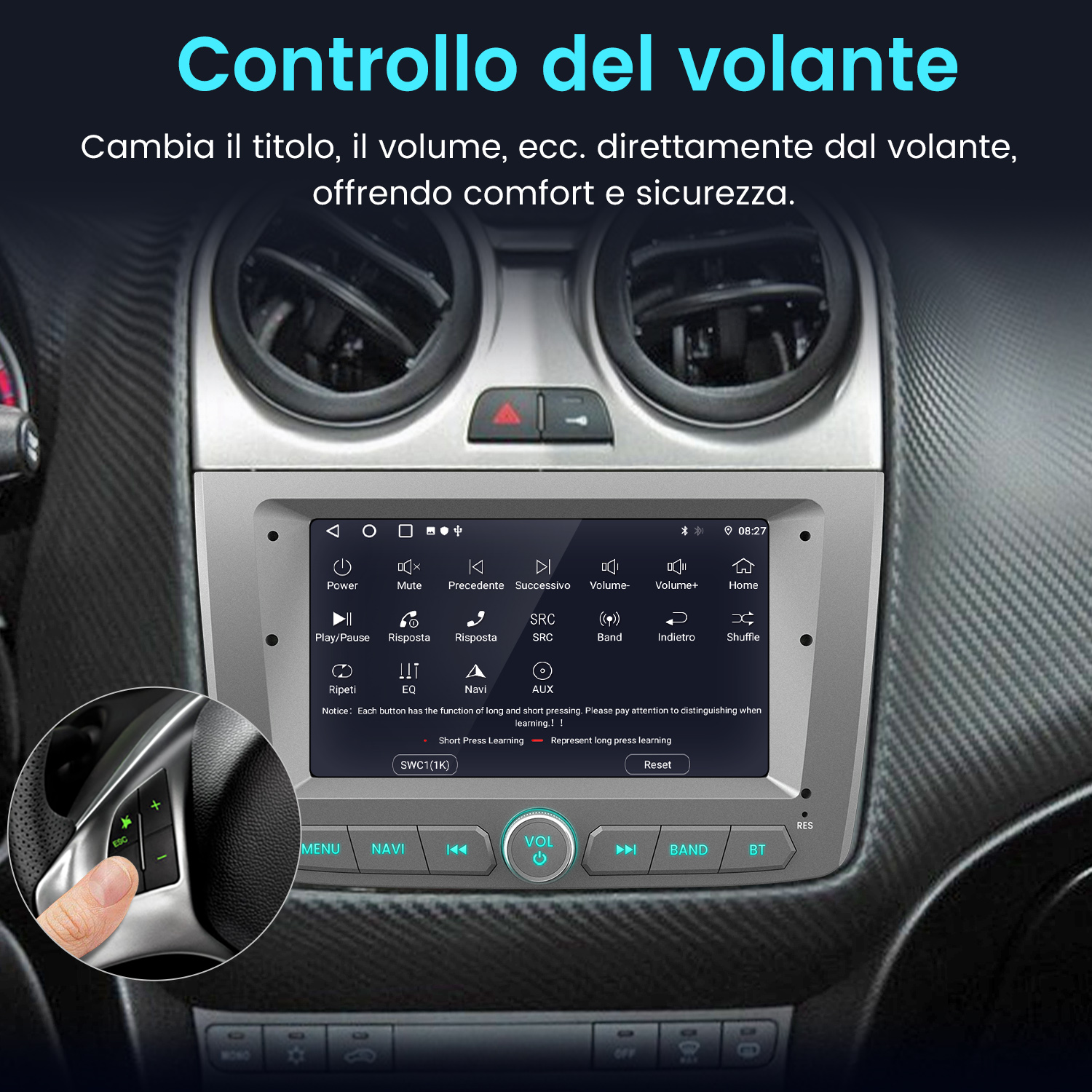 Schermo autoradio con comandi al volante e una mano che preme un pulsante sul volante.