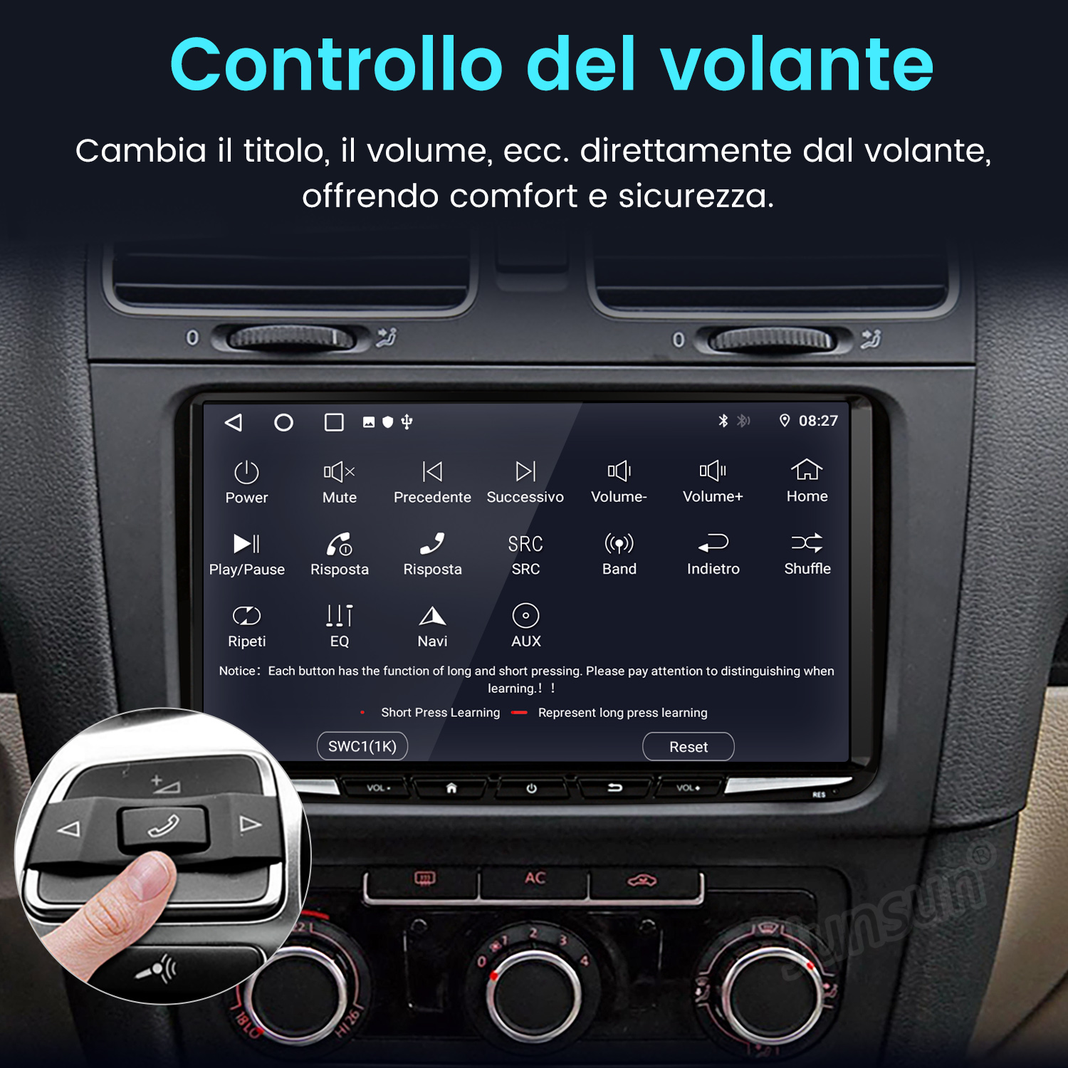 Schermo autoradio con comandi al volante. Una mano preme un pulsante sul volante.