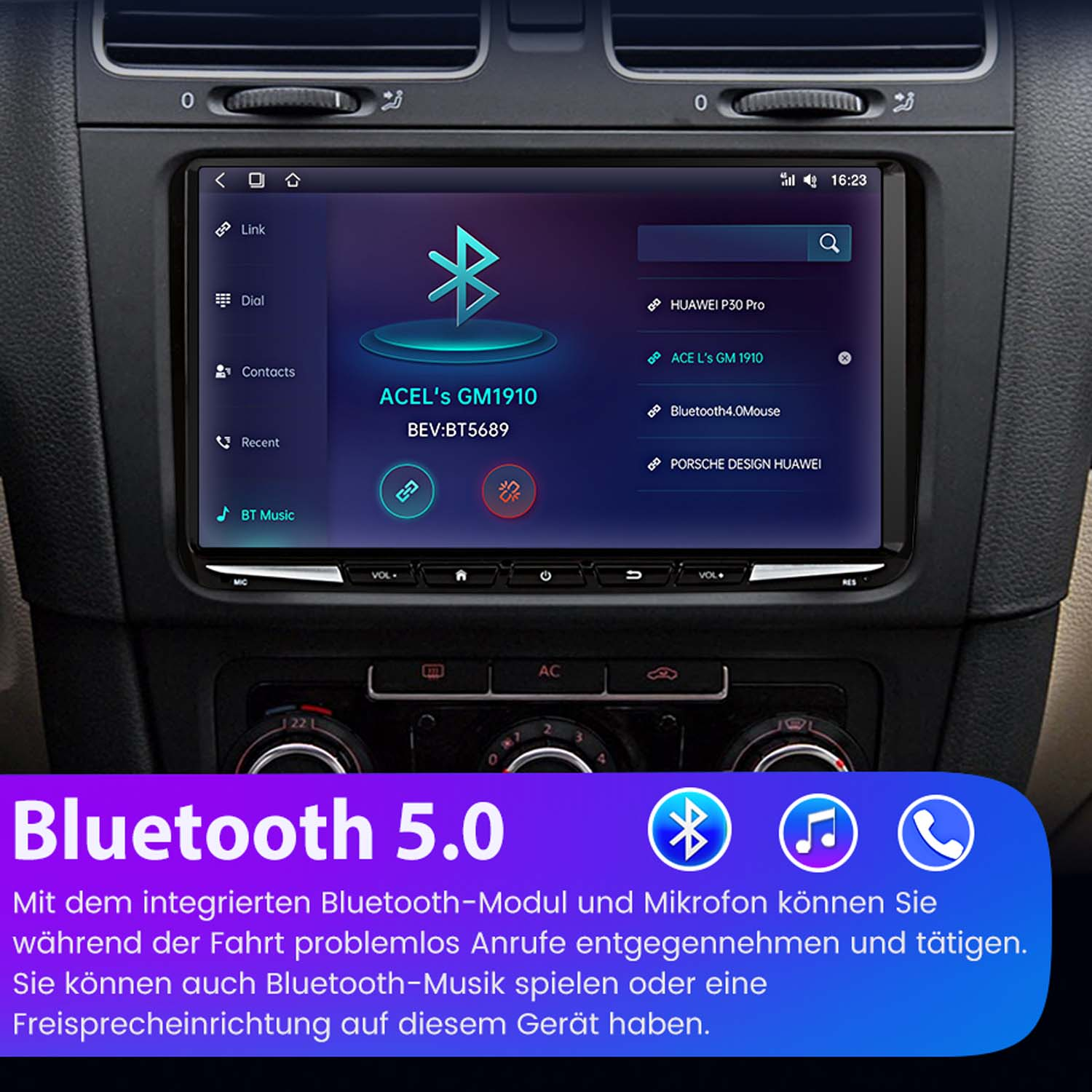 Pantalla de infoentretenimiento del coche con un icono de Bluetooth. La pantalla muestra la hora y otras opciones. El fondo es un interior de coche.