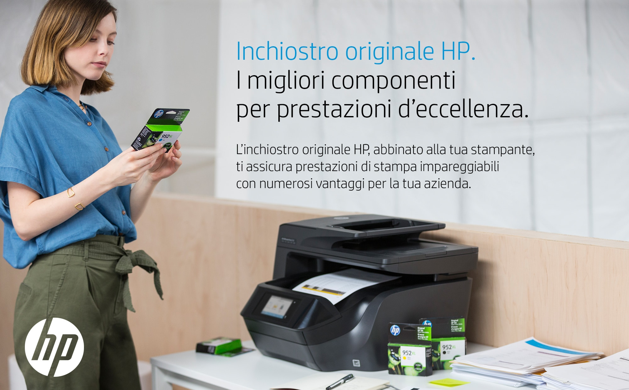 Donna che tiene una cartuccia d'inchiostro HP, accanto a una stampante. Testo in italiano.