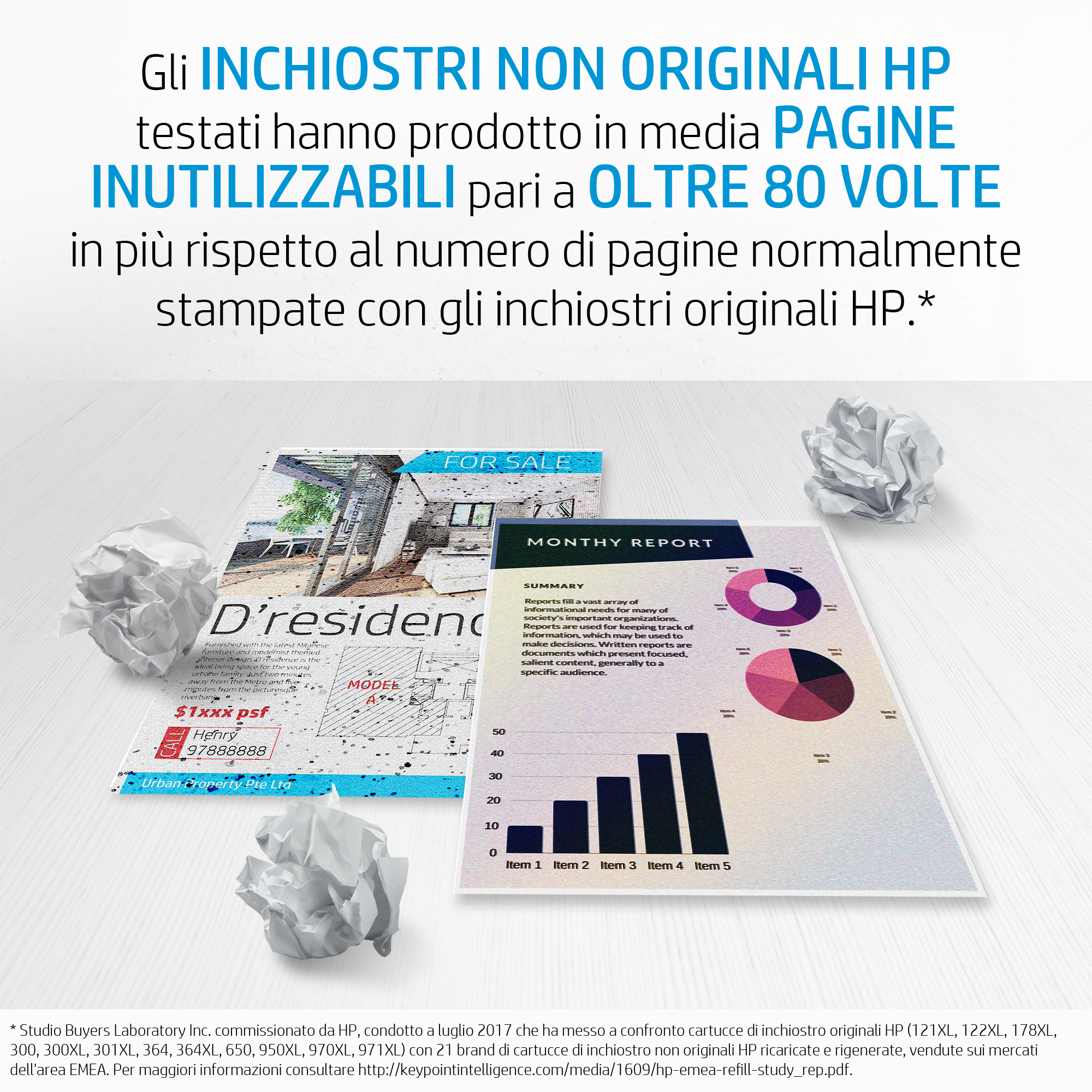 Italienischer Text über Tintenpatronen und gedruckte Seiten mit zerknittertem Papier.