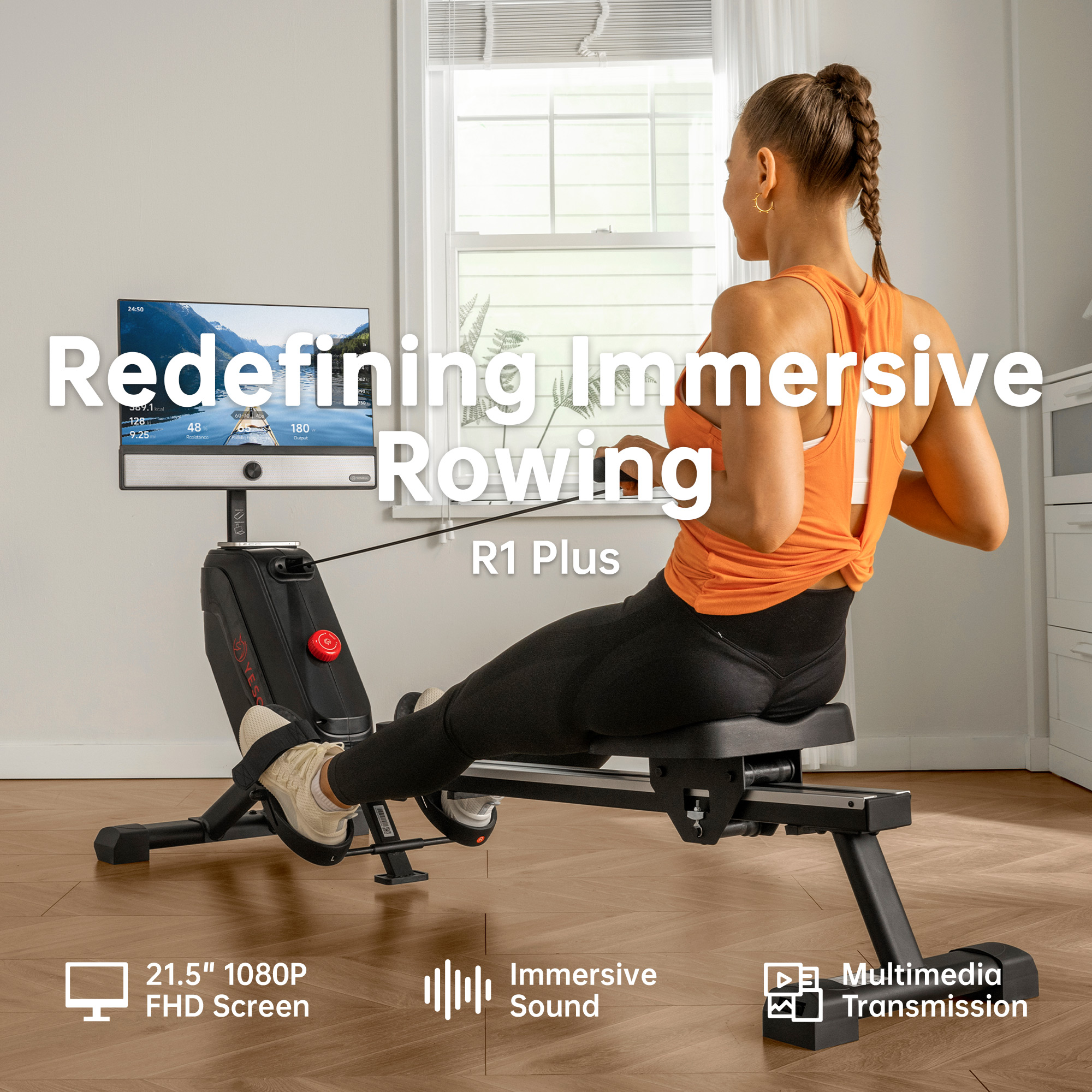Una donna su un vogatore, con la scritta 'Redefining Immersive Rowing R1 Plus' sullo schermo.