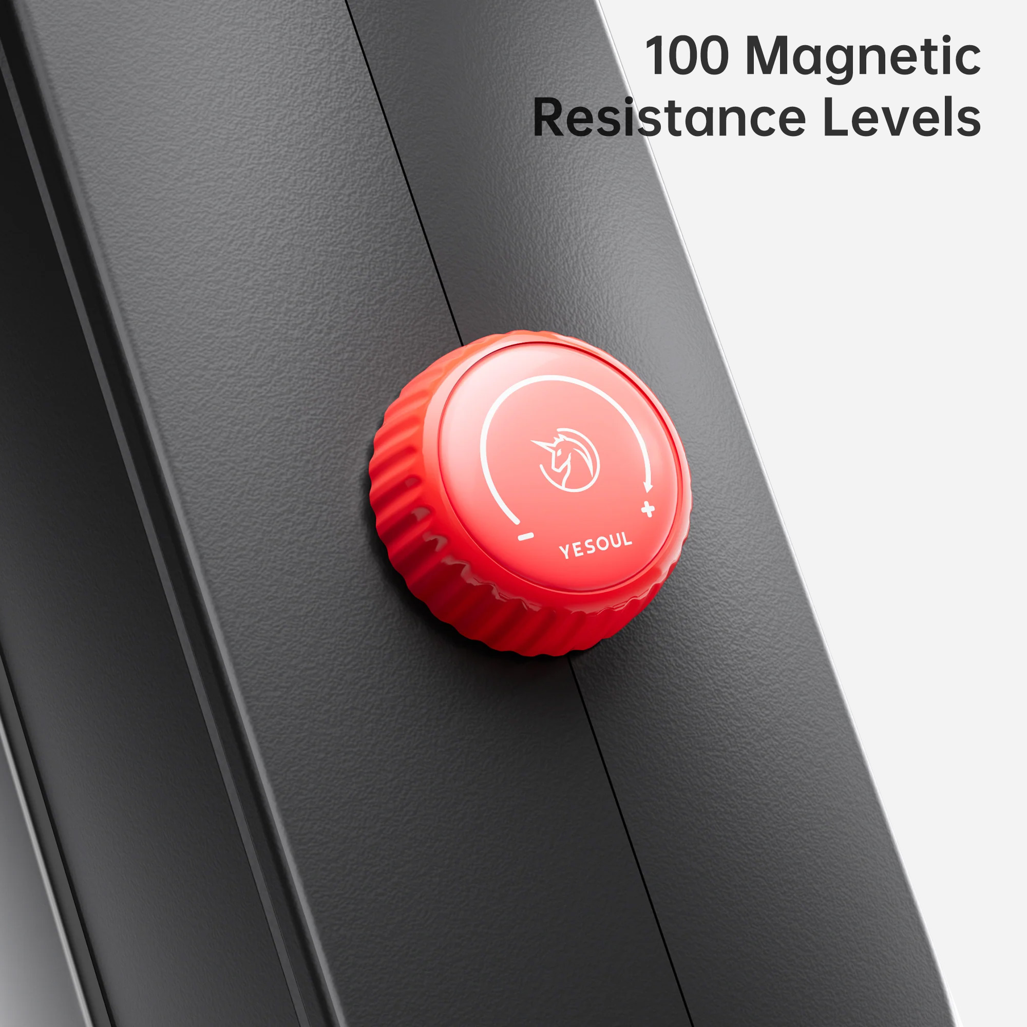 Manopola rossa con logo bianco e testo: 100 livelli di resistenza magnetica. Sfondo nero.