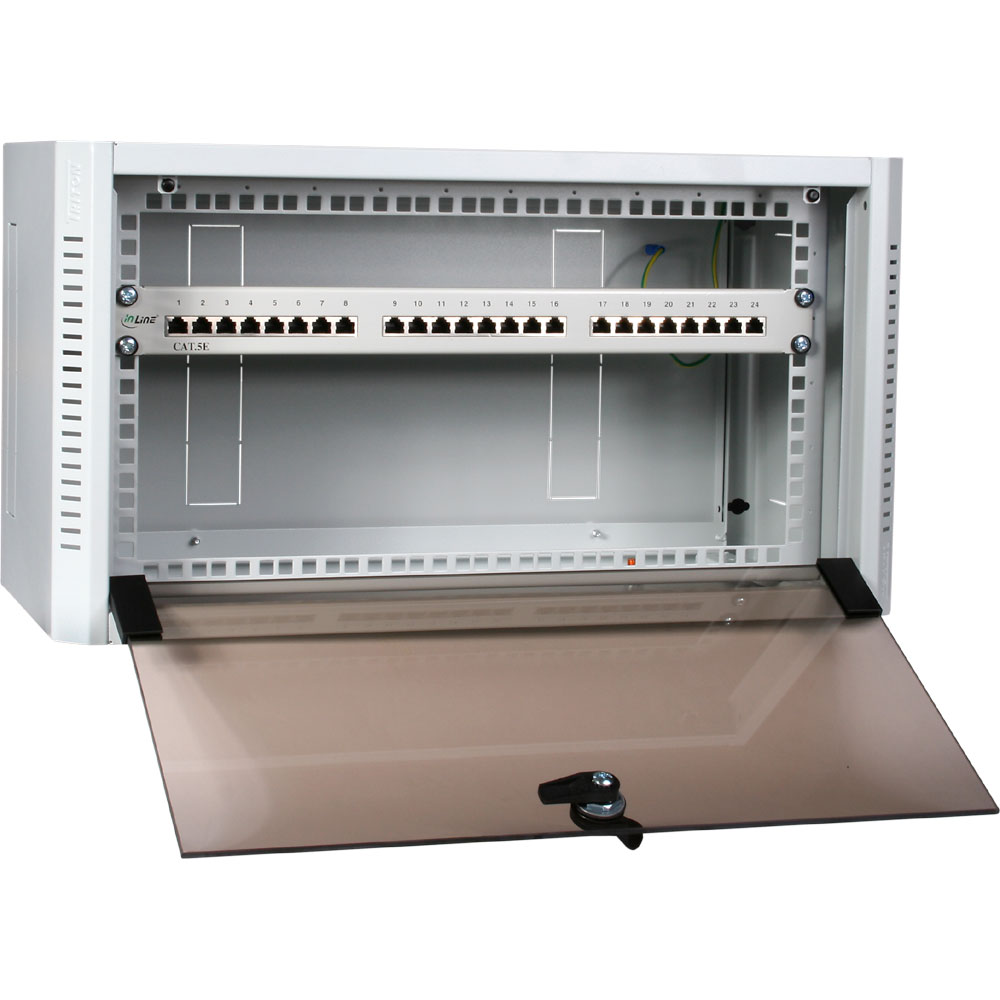 Weißer Metallschrank mit offener Tür und Netzwerkanschlüssen.