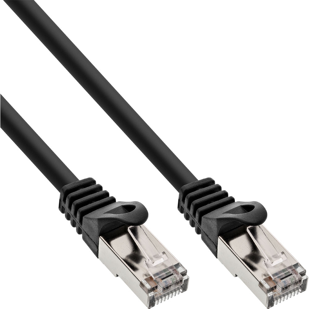 Twee zwarte ethernetkabels met connectoren, tegen een witte achtergrond, omhoog gericht.