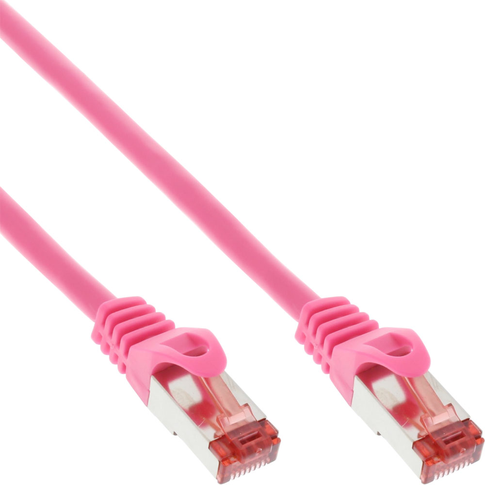 Twee roze ethernetkabels met connectoren, tegen een witte achtergrond, omhoog gericht.