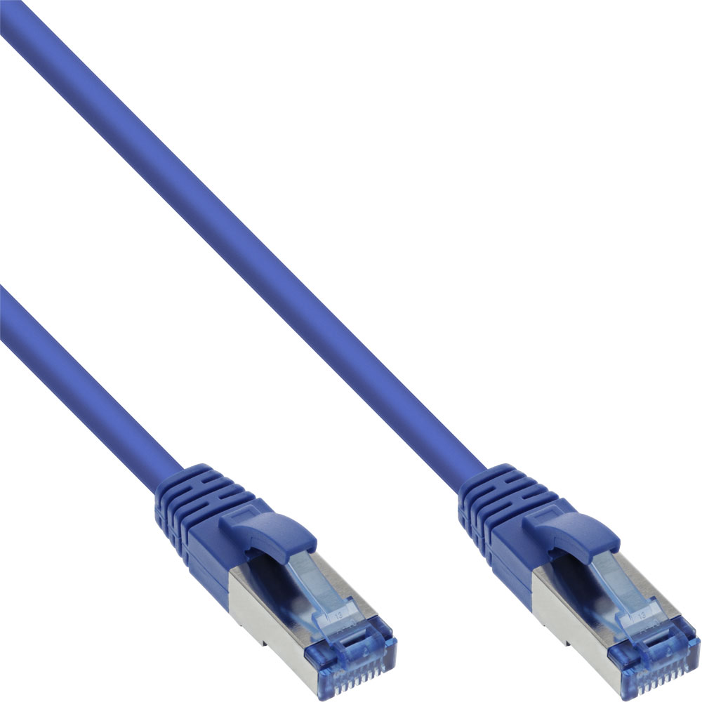 Deux câbles Ethernet bleus avec connecteurs sur fond blanc. Les câbles sont parallèles.