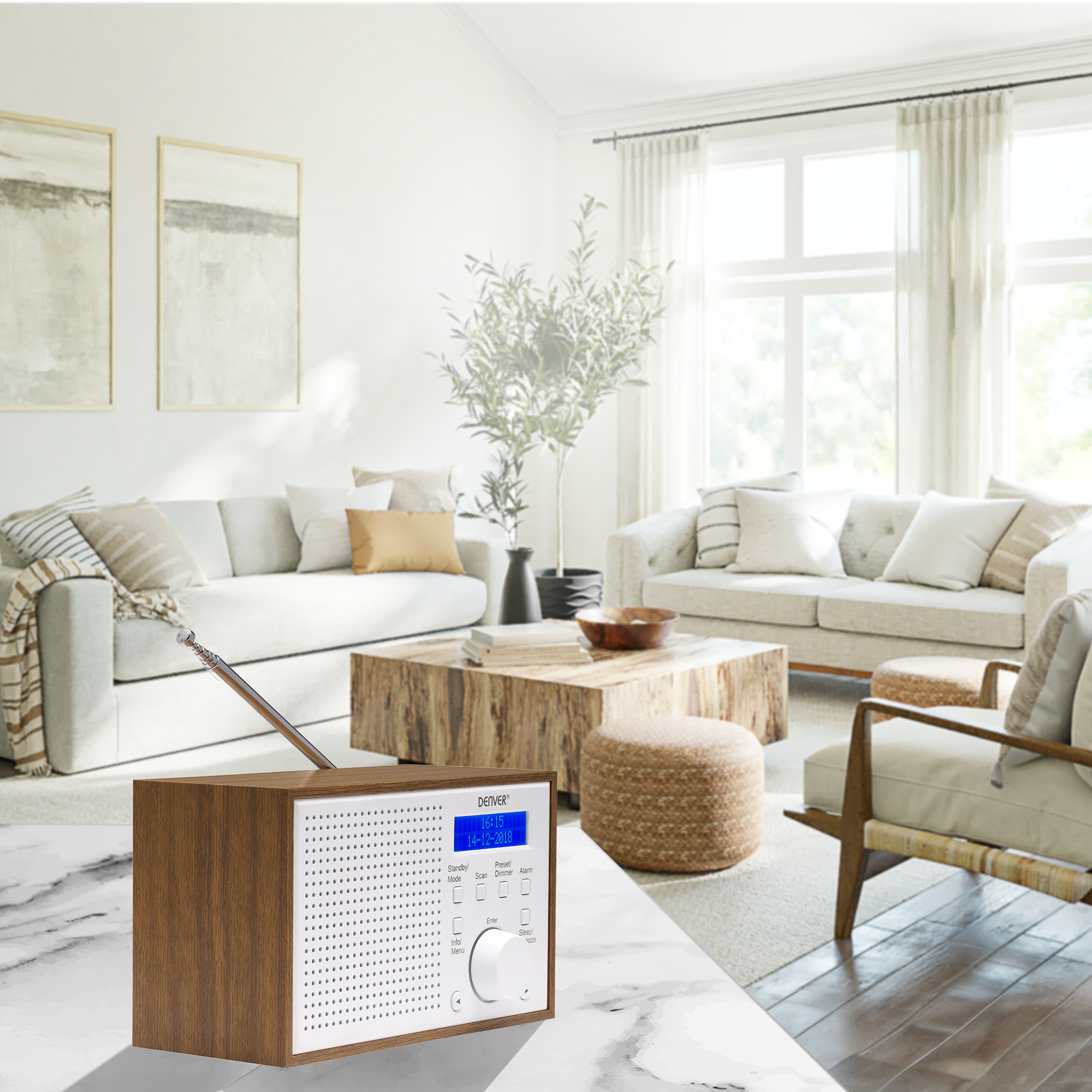 Drewniane radio na marmurowej powierzchni w salonie.