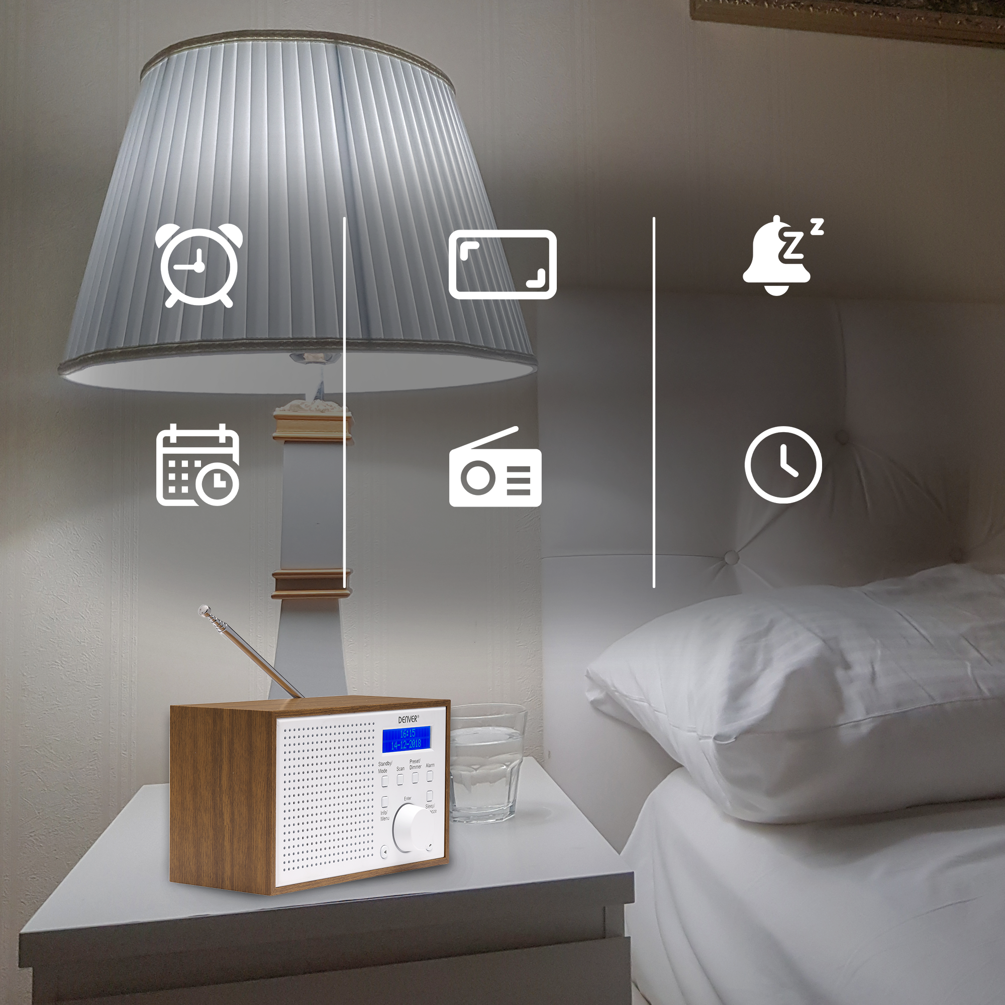 Drewniane radio z budzikiem na stoliku nocnym z ikonami i łóżkiem w tle.