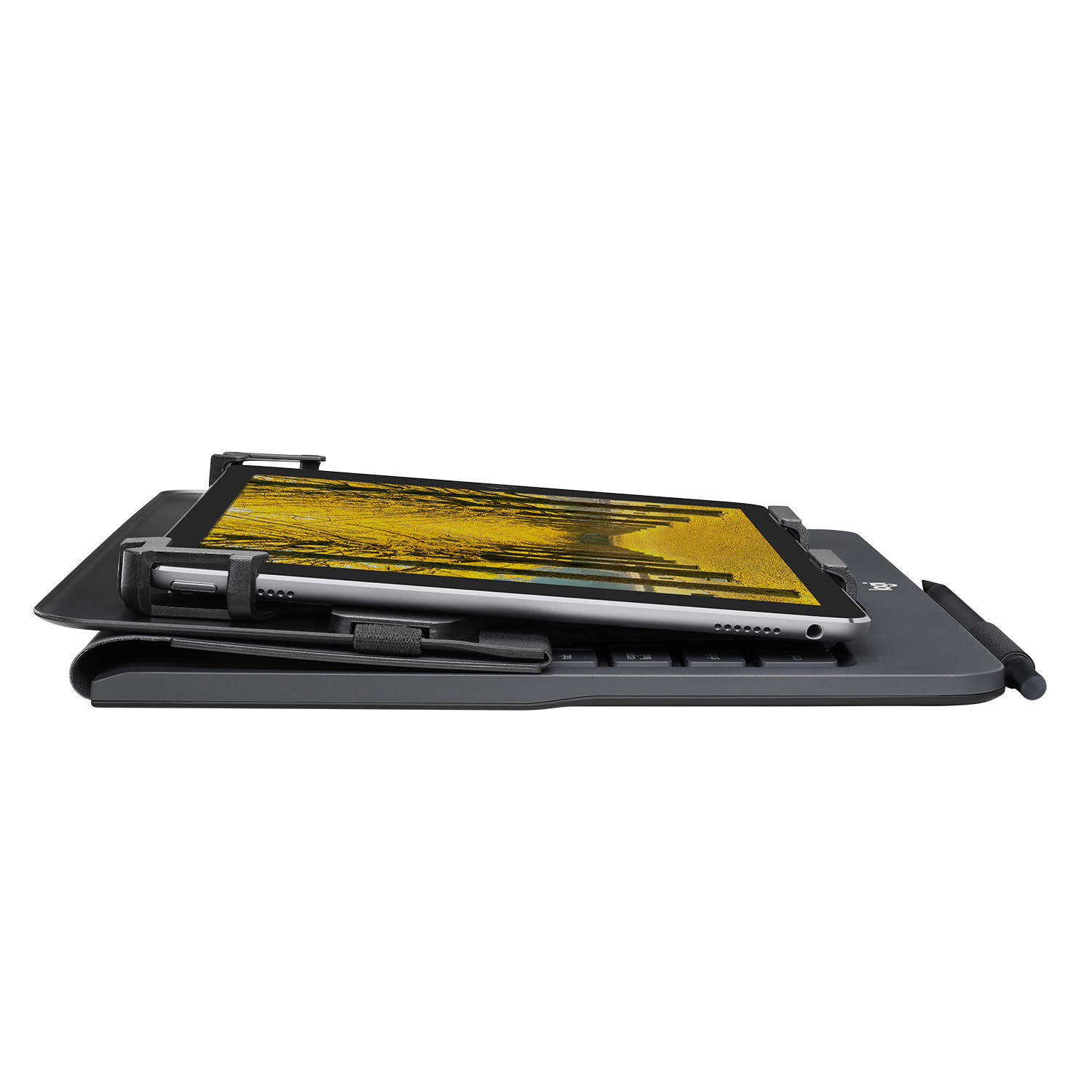 Tablet posizionato su una custodia per tastiera grigio scuro. Matita attaccata. Sfondo bianco.