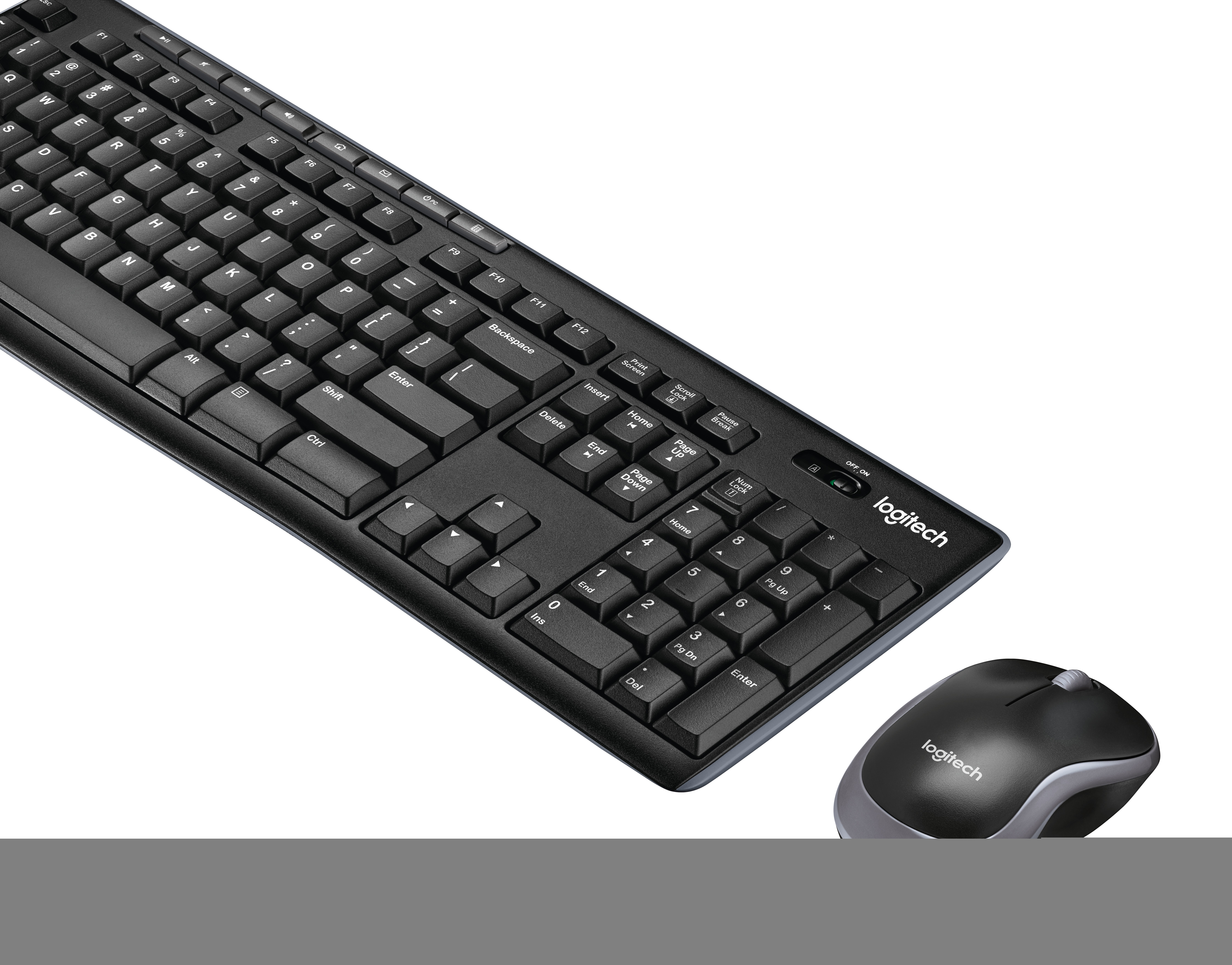 Czarny zestaw klawiatury i myszy na białym tle.