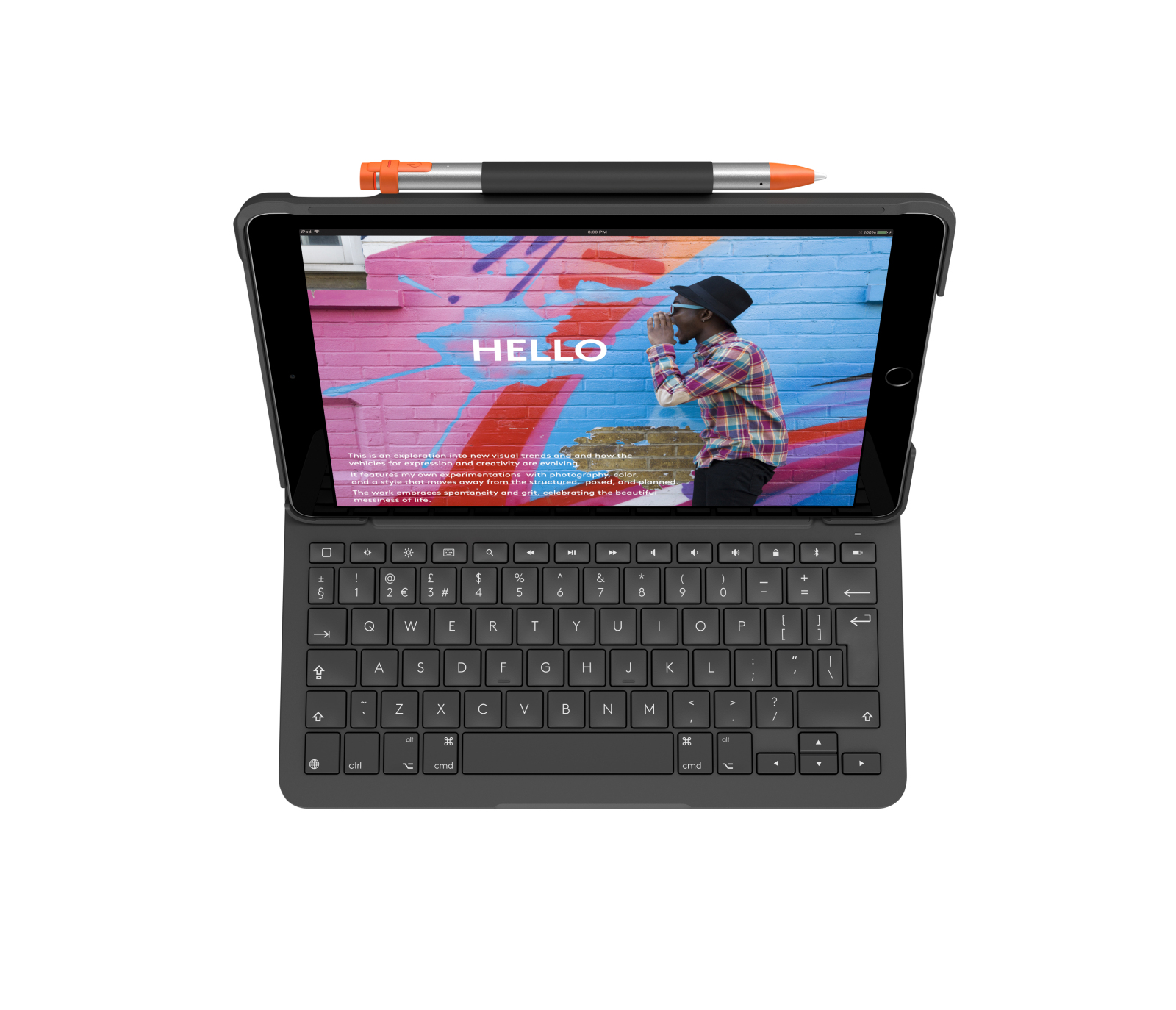 Ein Tablet mit Tastaturhülle und Stift oben drauf.