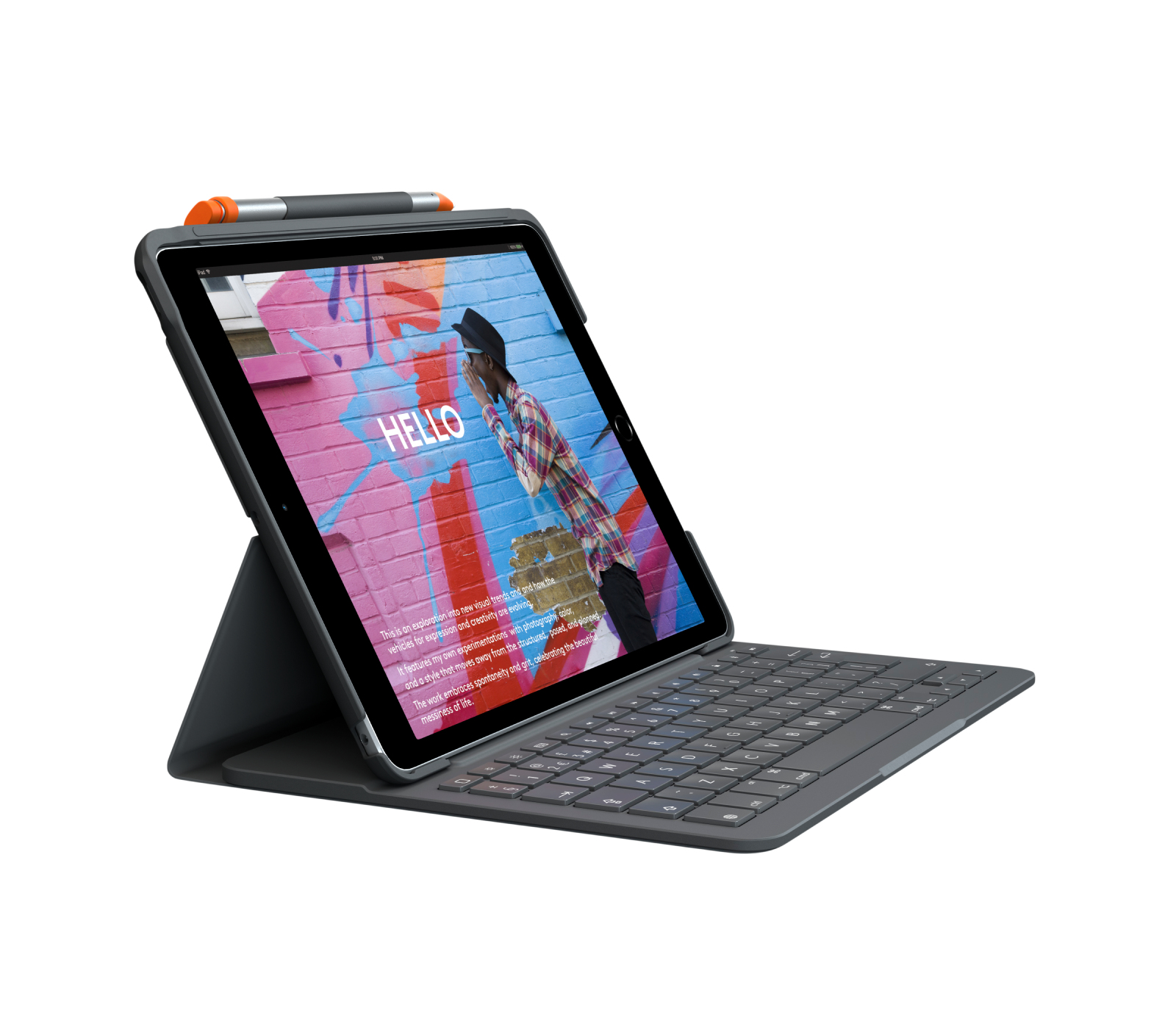 Tablet mit Tastatur, Stift. Anzeige zeigt 'Hallo' auf Wandbild. Weißer Hintergrund.