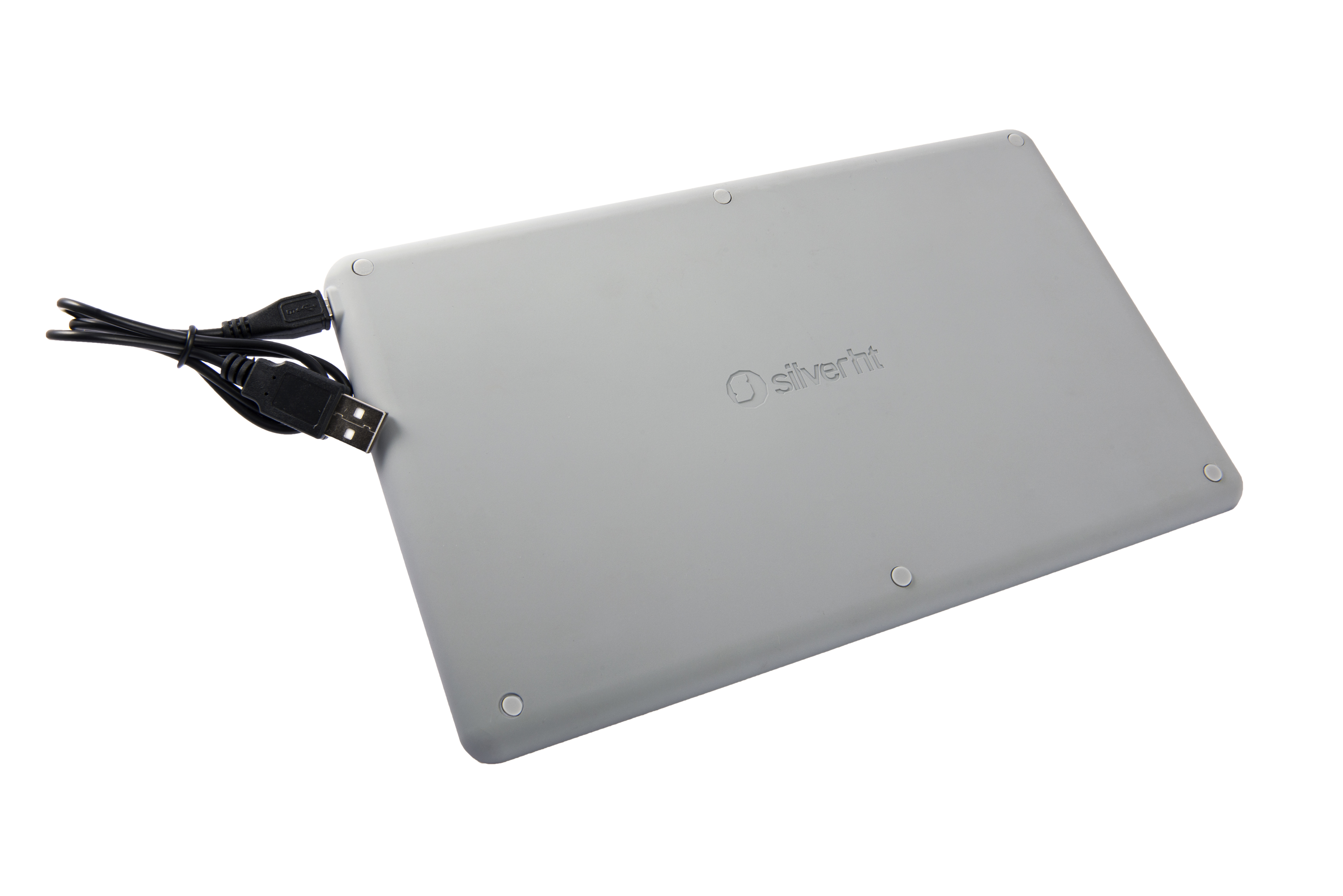 Srebrny tył tabletu z czarnym kablem USB. Logo Silverht. Białe tło.