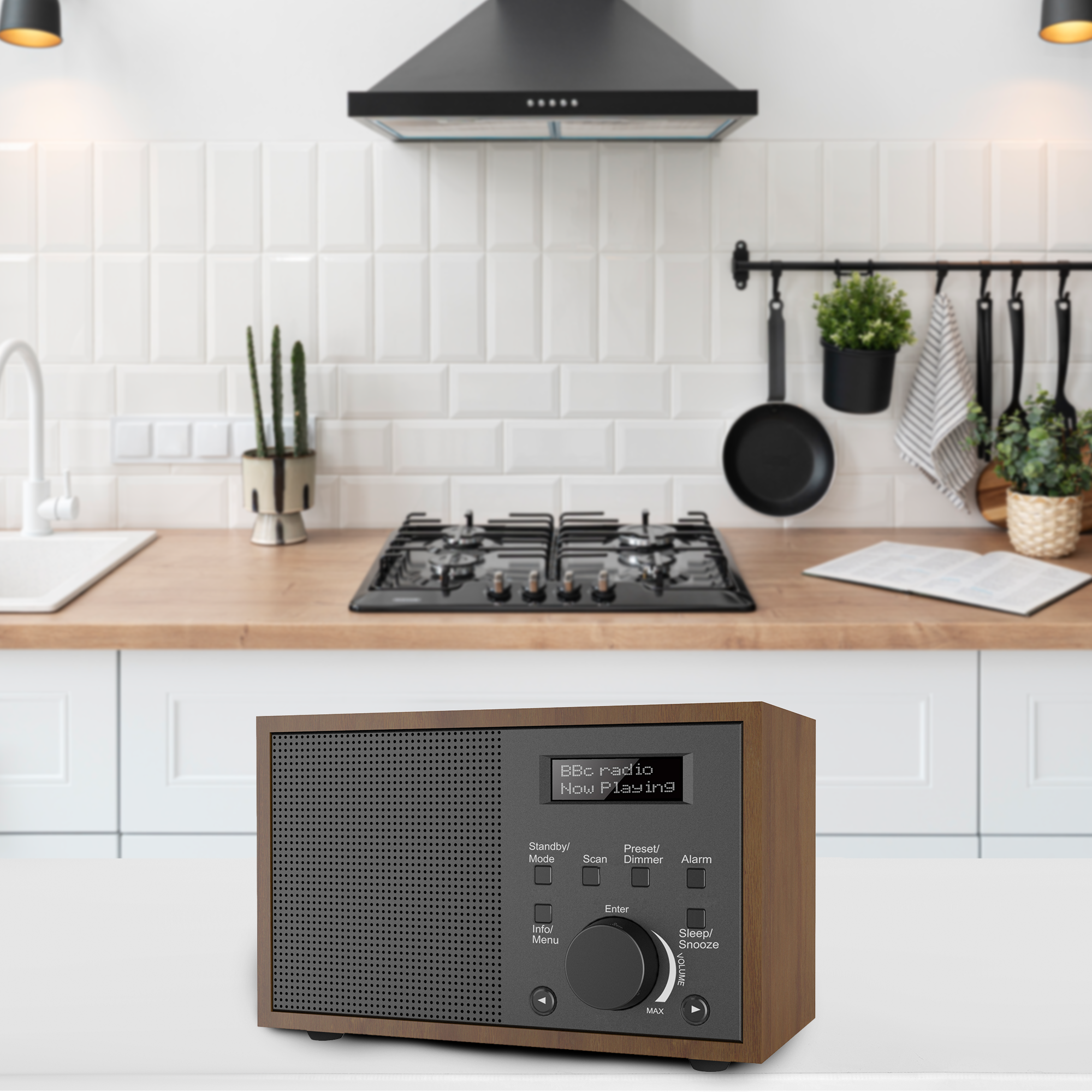 Drewniane radio z ekranem LCD. Stoi na białym stole w kuchni. Widoczny czarny okap.