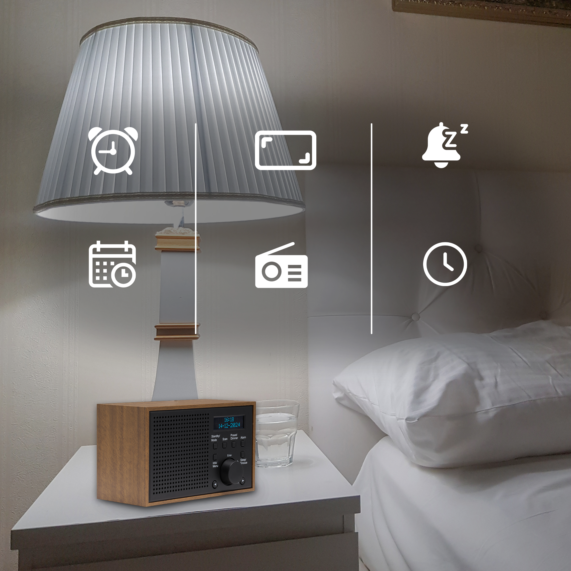 Drewniane radio na białym stole. Wyświetlane są ikony czasu, kalendarza, radia i alarmu.