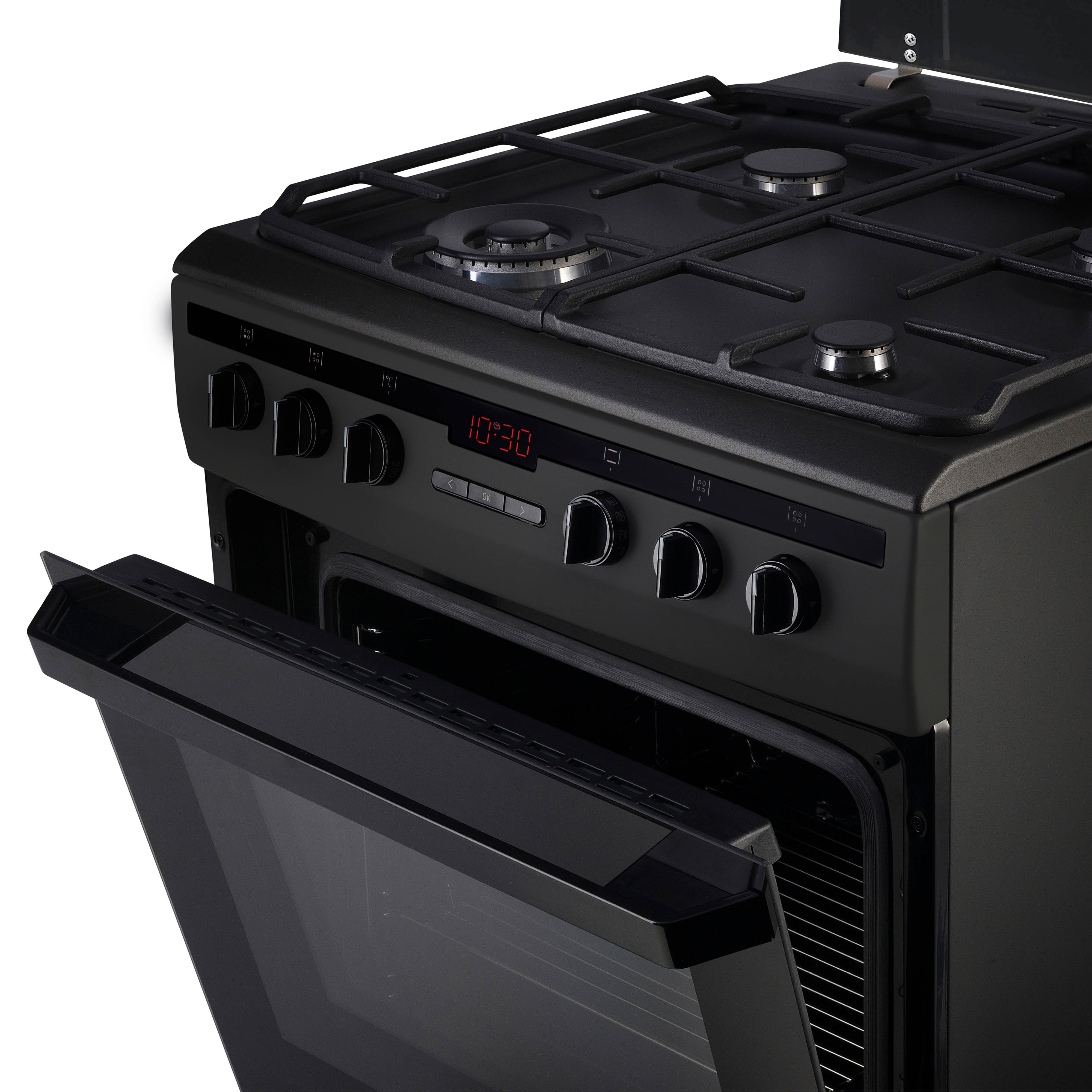 Zwarte oven met open deur, interieur zichtbaar, gaskookplaat zichtbaar.