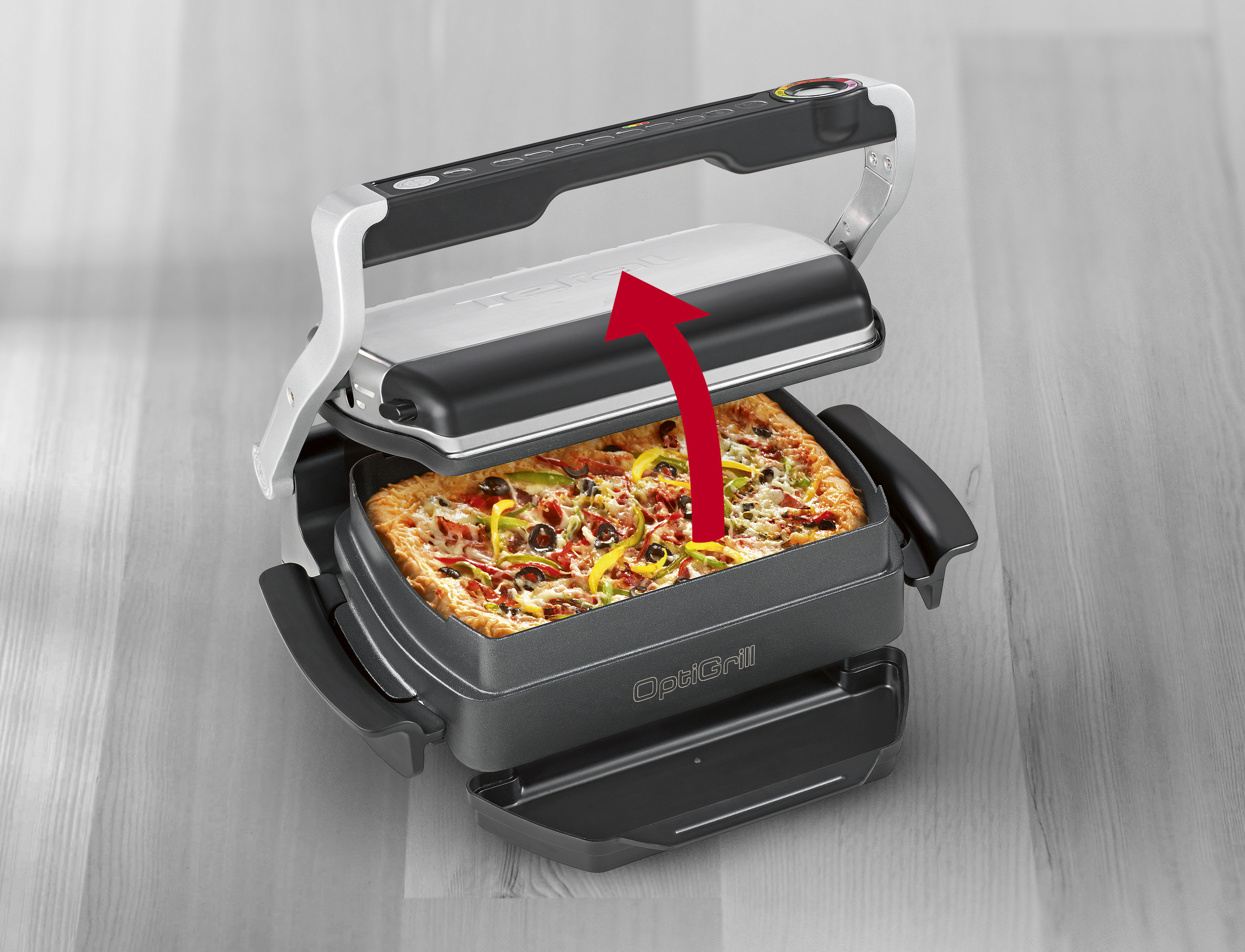 Grill mit Pizza darin. Ein Pfeil zeigt die Öffnungsbewegung des Grills. Der Hintergrund ist ein grauer Tisch.