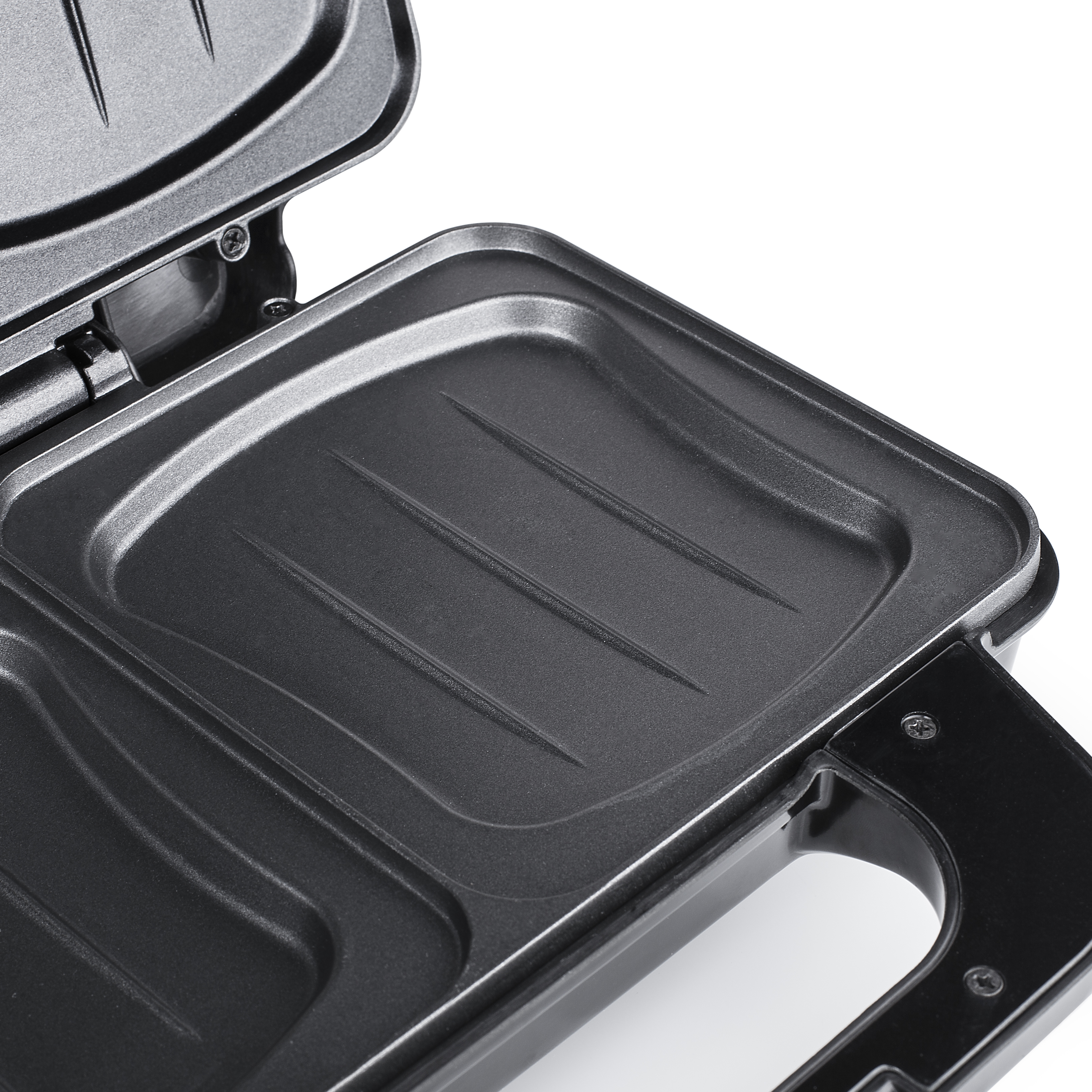 Otwarta czarna kanapka z dwiema płytami grzewczymi. Płyty mają rowki do grillowania.