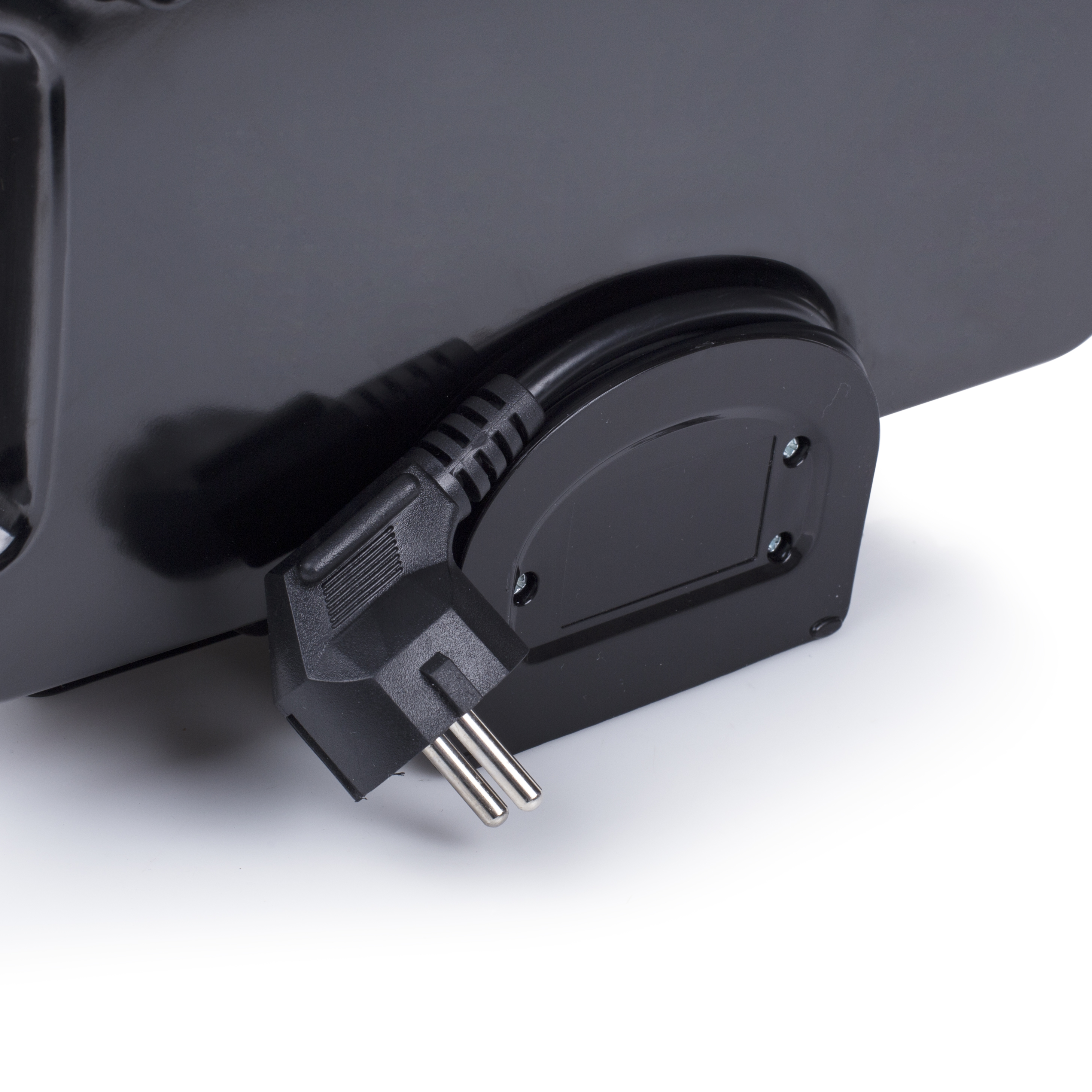 Czarna podstawa urządzenia z wtyczką elektryczną. Wtyczka ma dwa bolce i jest czarna.