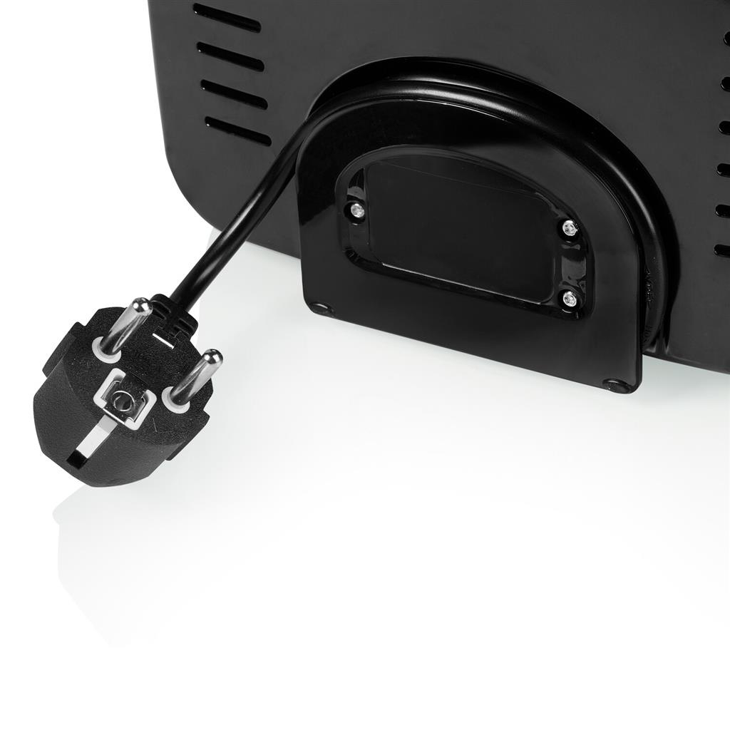 Zbliżenie czarnej wtyczki podłączonej do urządzenia.