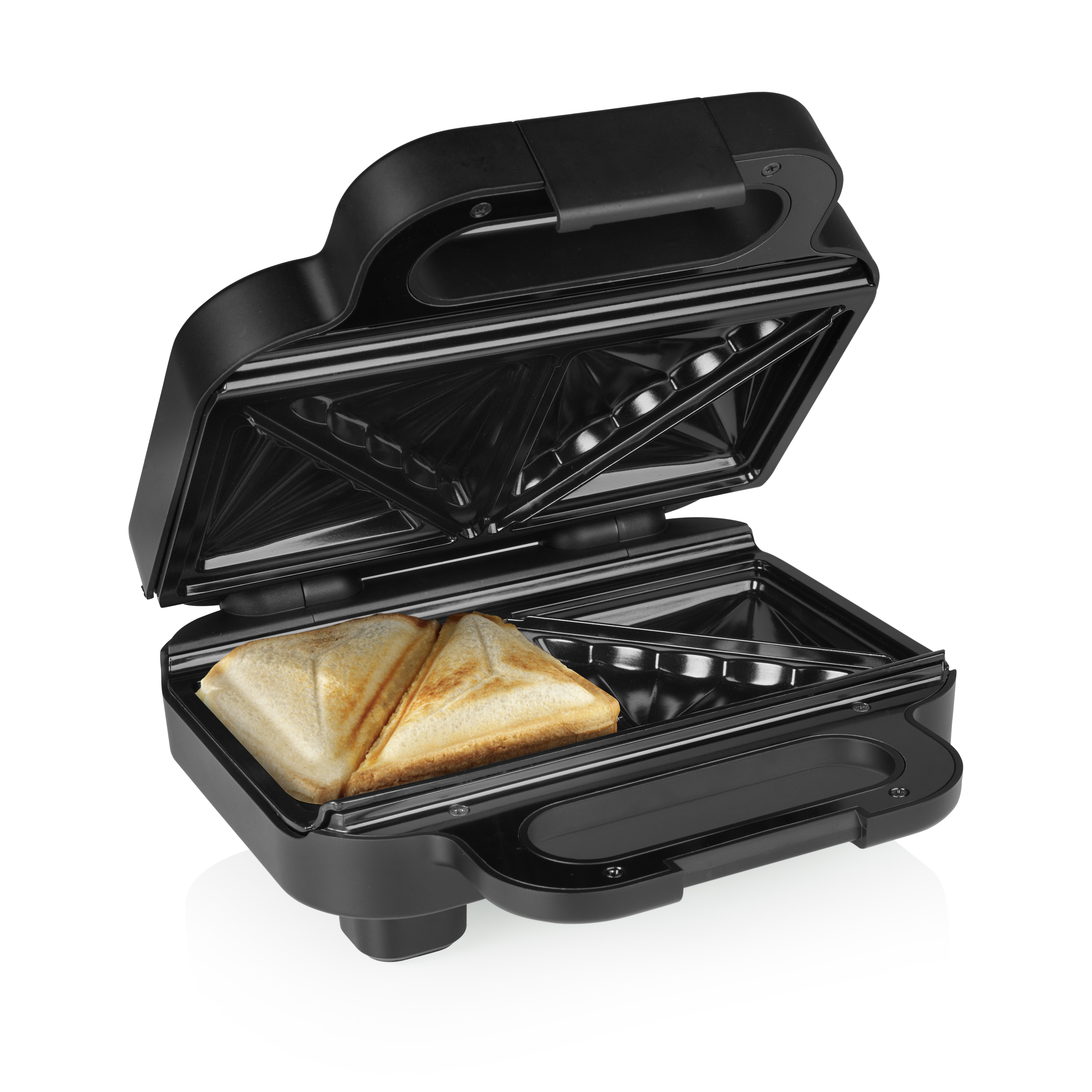 Macchina per sandwich nera, aperta, che mostra due sandwich tostati all'interno, su sfondo bianco.