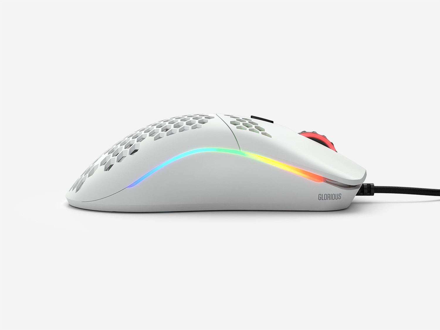 Witte gamingmuis met honingraatdesign en RGB-verlichting. Zwart snoer. Glorious logo zichtbaar.