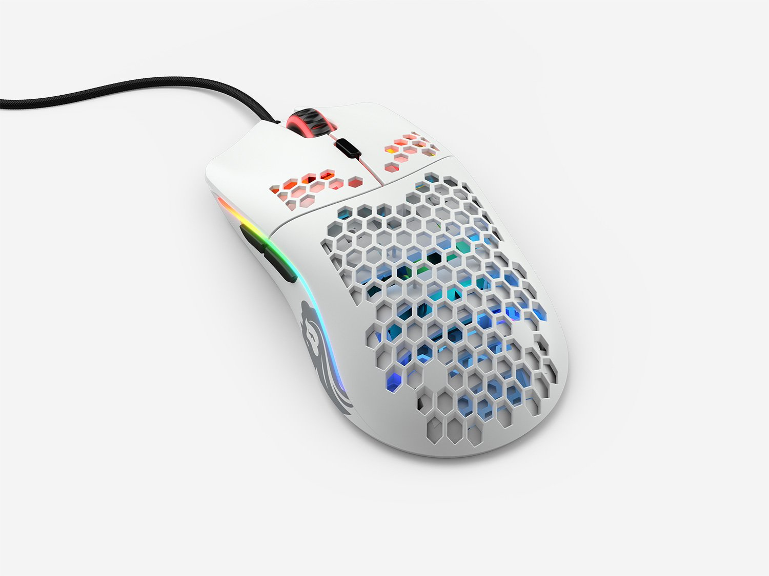 Witte gamingmuis met honingraat ontwerp. De muis heeft RGB-licht aan de zijkant.