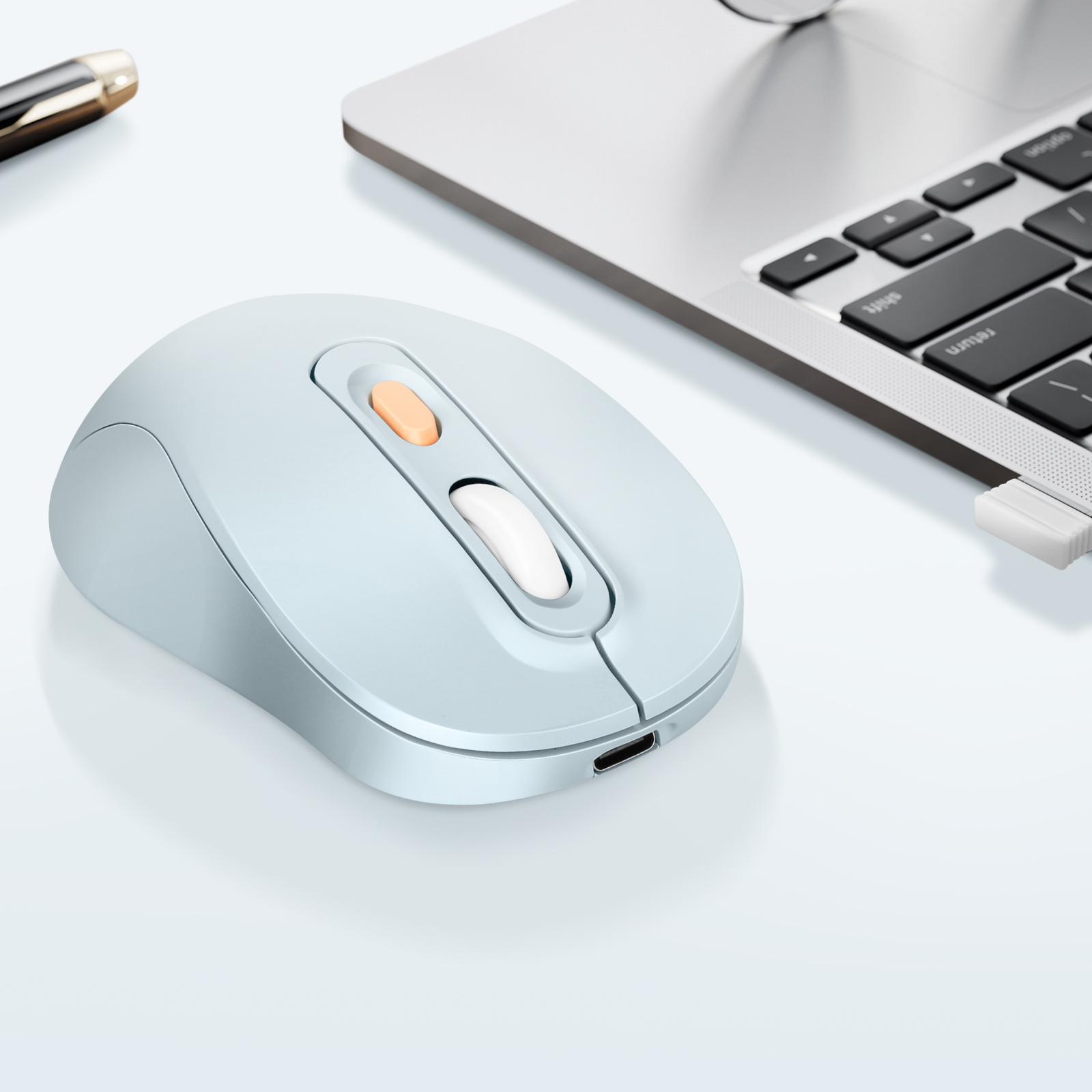 Un mouse wireless azzurro con pulsanti arancioni e bianchi su superficie bianca.