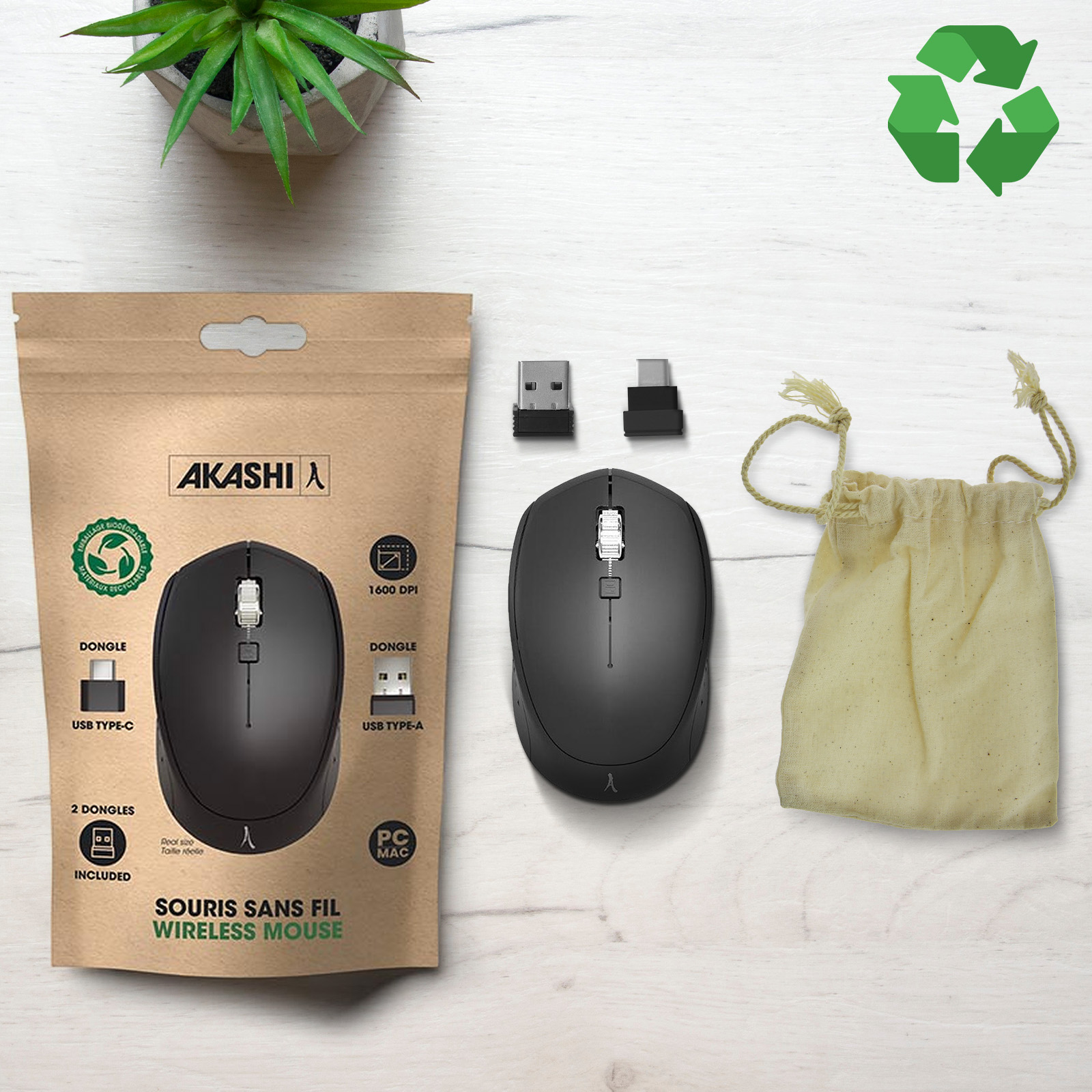 Kit mouse wireless con mouse, dongle e una borsa. Il mouse è nero e ha un logo.