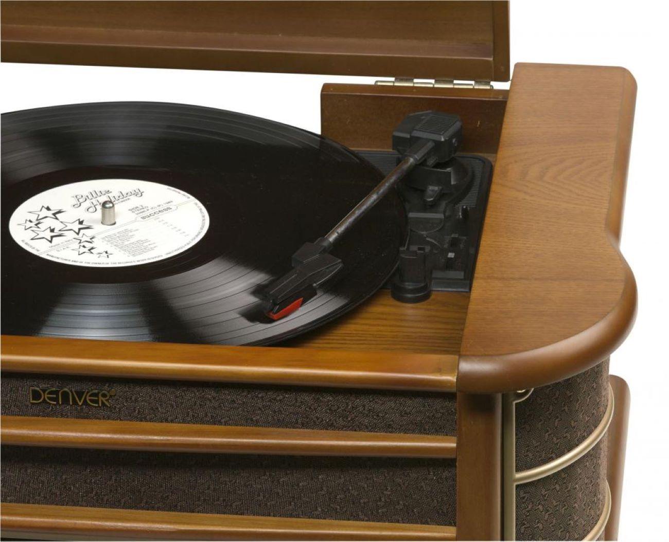 Vintage platenspeler die een plaat afspeelt. Bruine houten kast, label zichtbaar. Close-up.