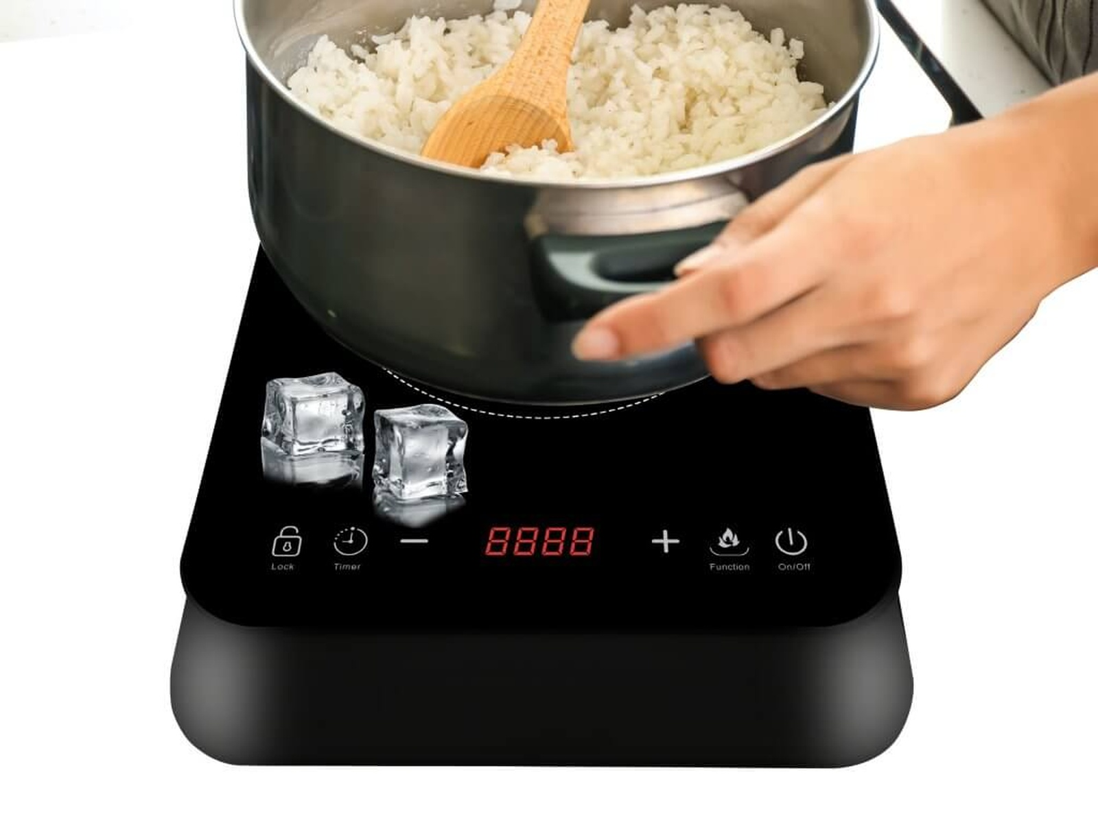 Osoba wkładająca garnek z ryżem na czarną płytę indukcyjną.
