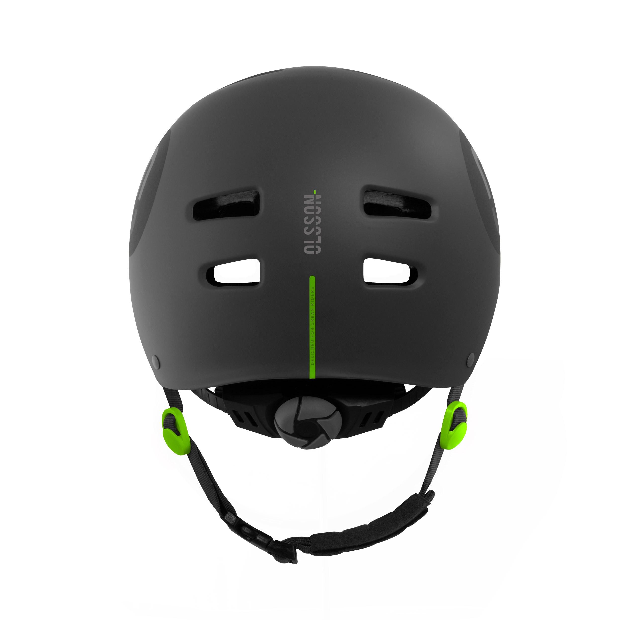 Casco de bicicleta negro con detalles verdes, vista superior, aislado.