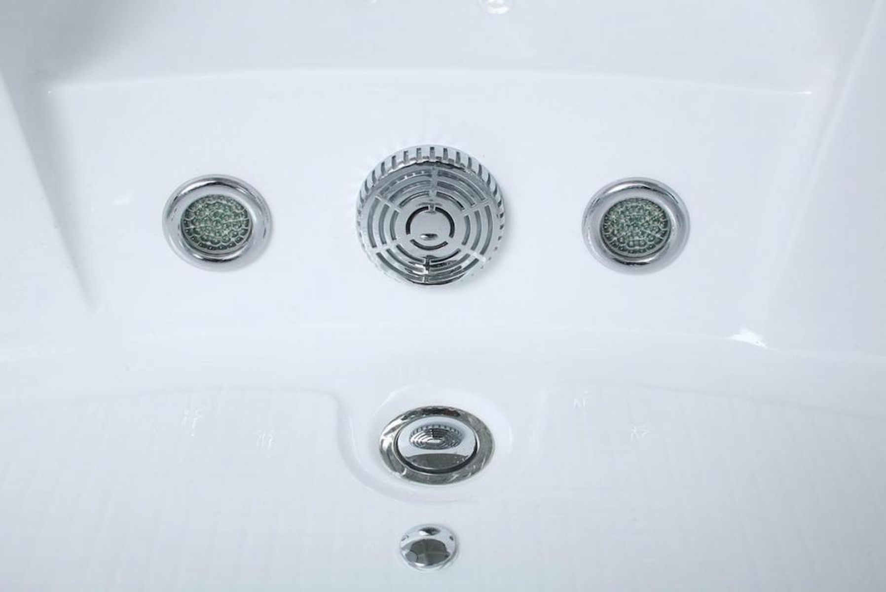Nahaufnahme einer weißen Badewanne mit Wasser und mehreren metallischen Düsen.