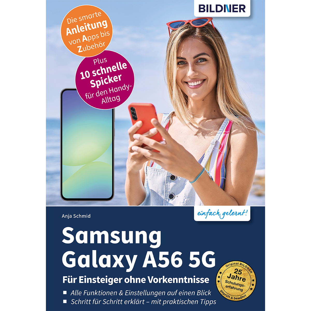 Frau hält rotes Telefon, lächelt, mit Buch über Samsung Galaxy A56 5G.