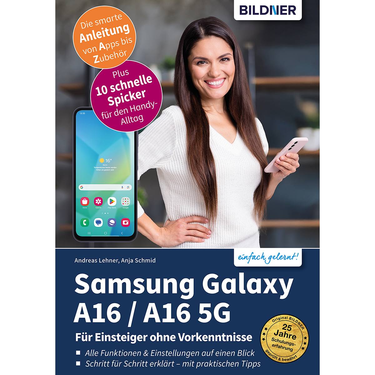 Eine Frau lächelt und hält ein pinkfarbenes Telefon. Ein Buchcover mit Text und einem Telefonbild ist sichtbar.