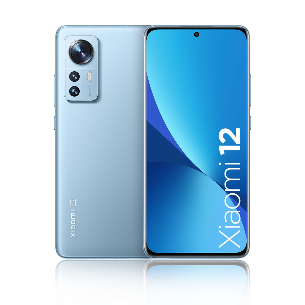 Hellblaues Xiaomi-Smartphone, Rück- und Vorderansicht. Xiaomi 12 Text auf dem Bildschirm. Weißer Hintergrund.