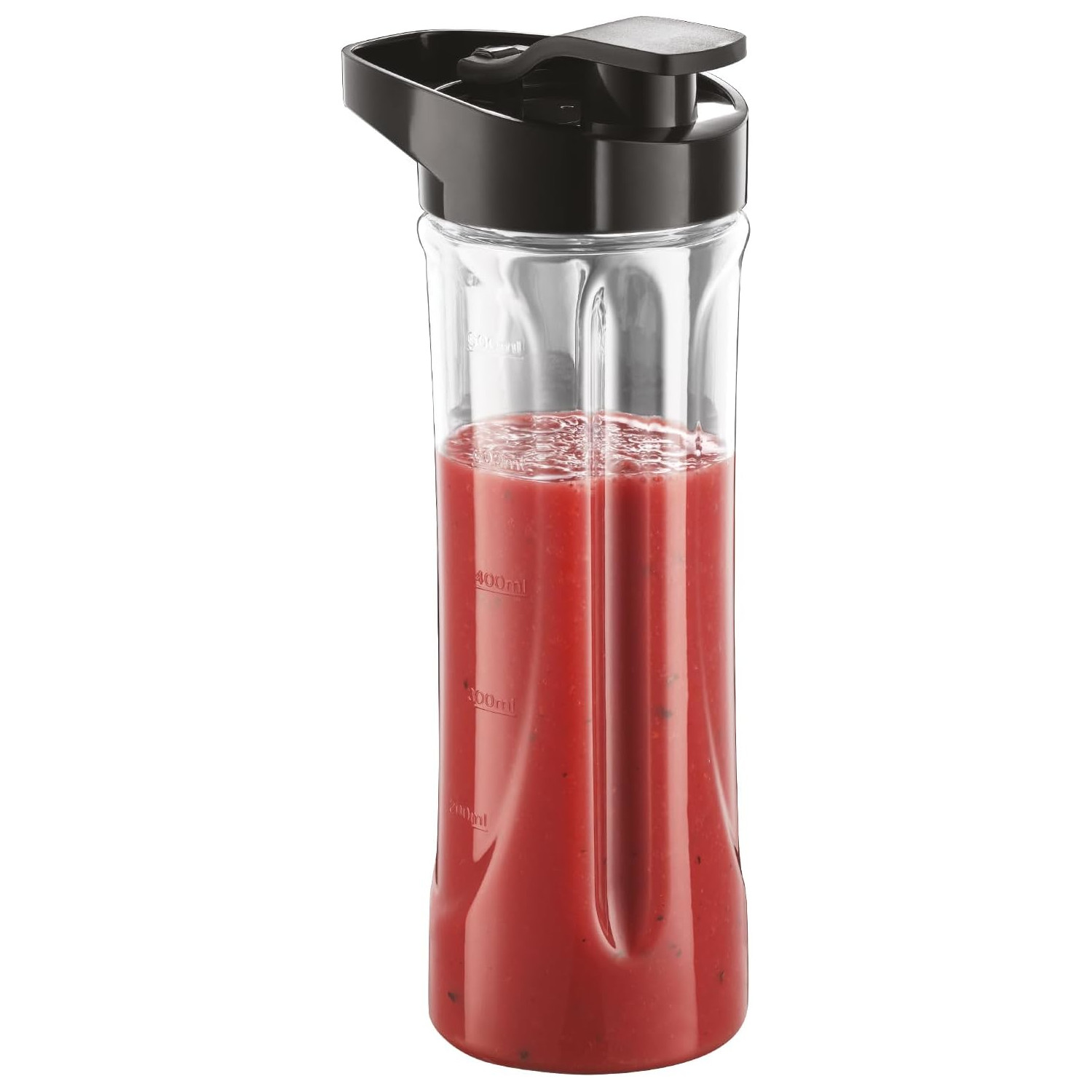 Transparente Mixerflasche mit roter Flüssigkeit auf weißem Hintergrund.