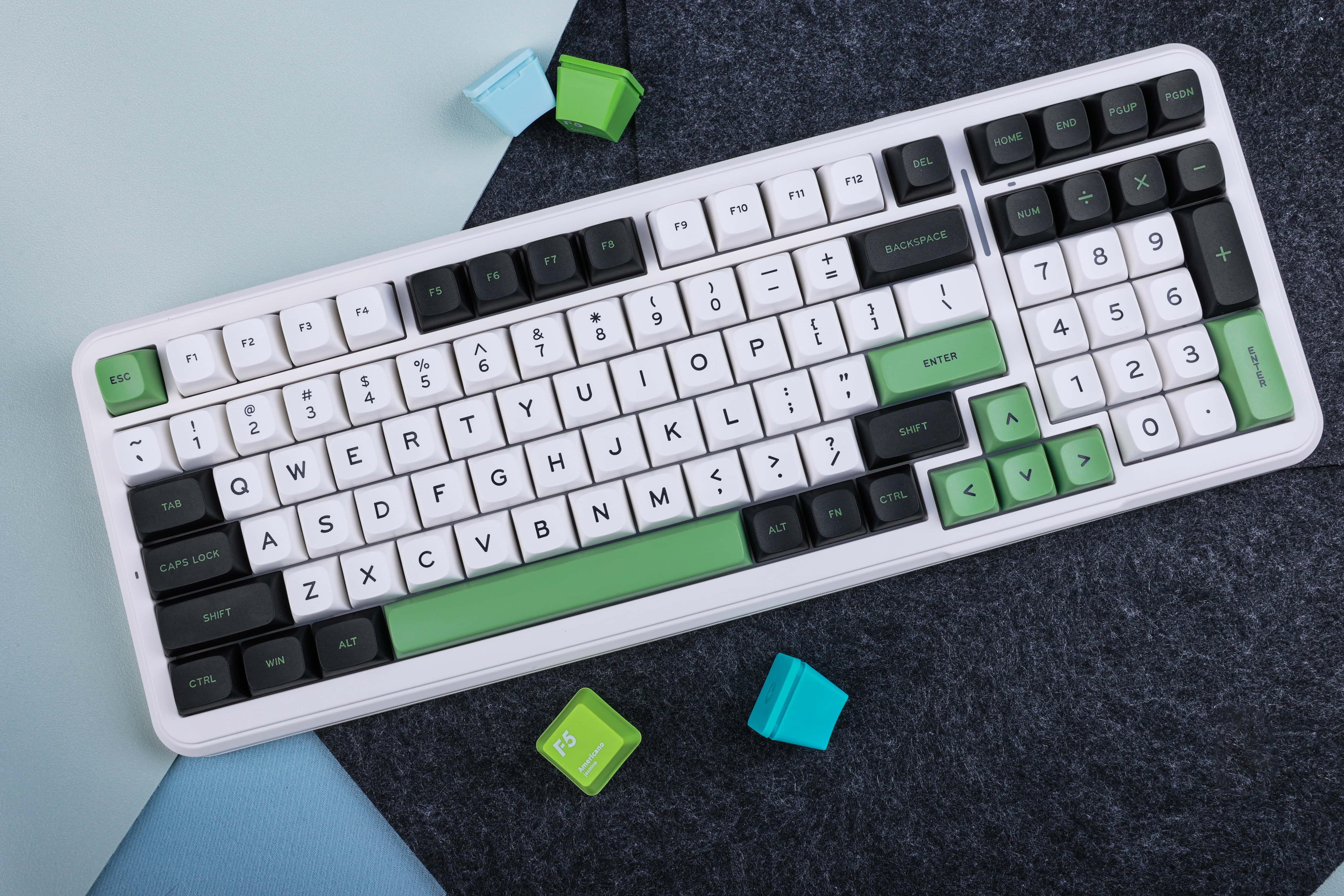 Weiße Tastatur mit grünen und grauen Tasten. Einige Tasten sind grün. Mehrere Tastenkappen oben.