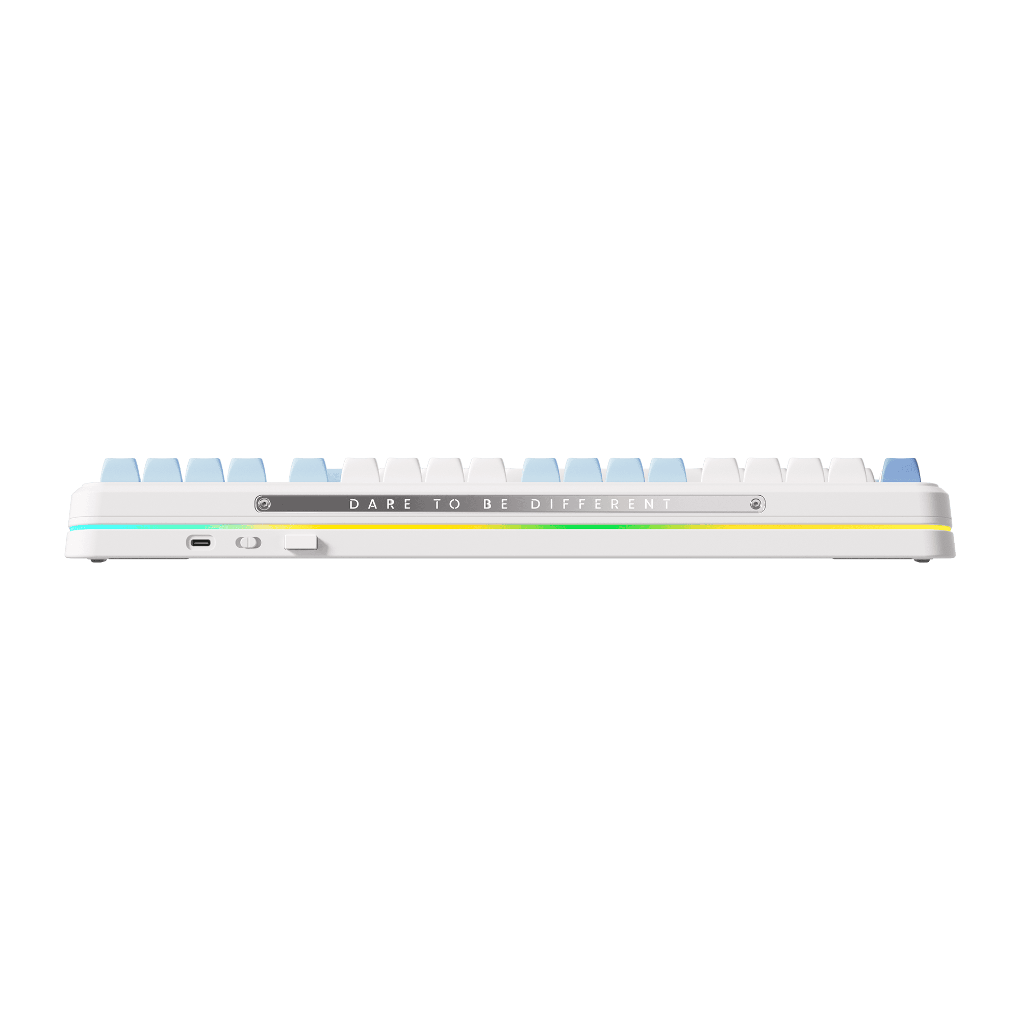 Weiße Tastatur mit farbigem Streifen an der Seite. Die Worte 'DARE TO BE DIFFERENT' sind geschrieben.