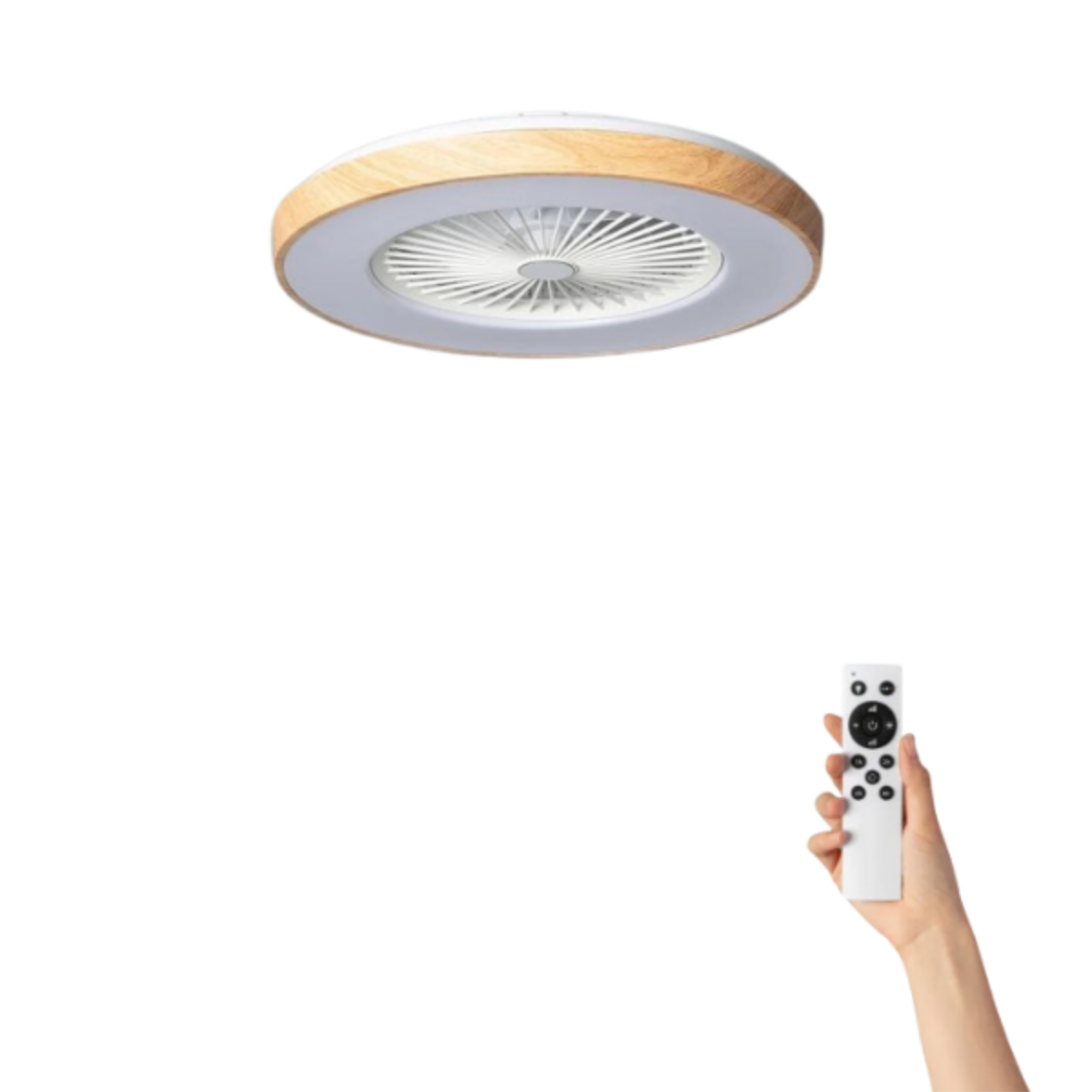 Ventilatore a soffitto con luce bianca e telecomando in mano.