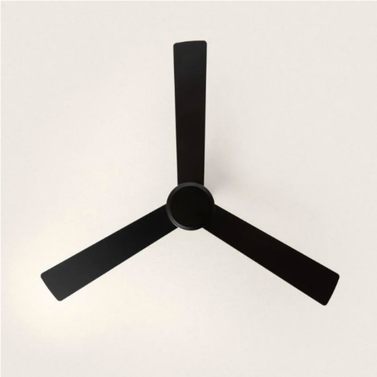 Ventilatore da soffitto con tre pale nere, vista dall'alto. Le pale sono disposte simmetricamente.