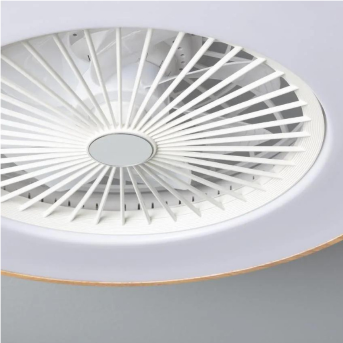 Un ventilatore da soffitto bianco con multiple pale e un'apparecchio di illuminazione centrale.