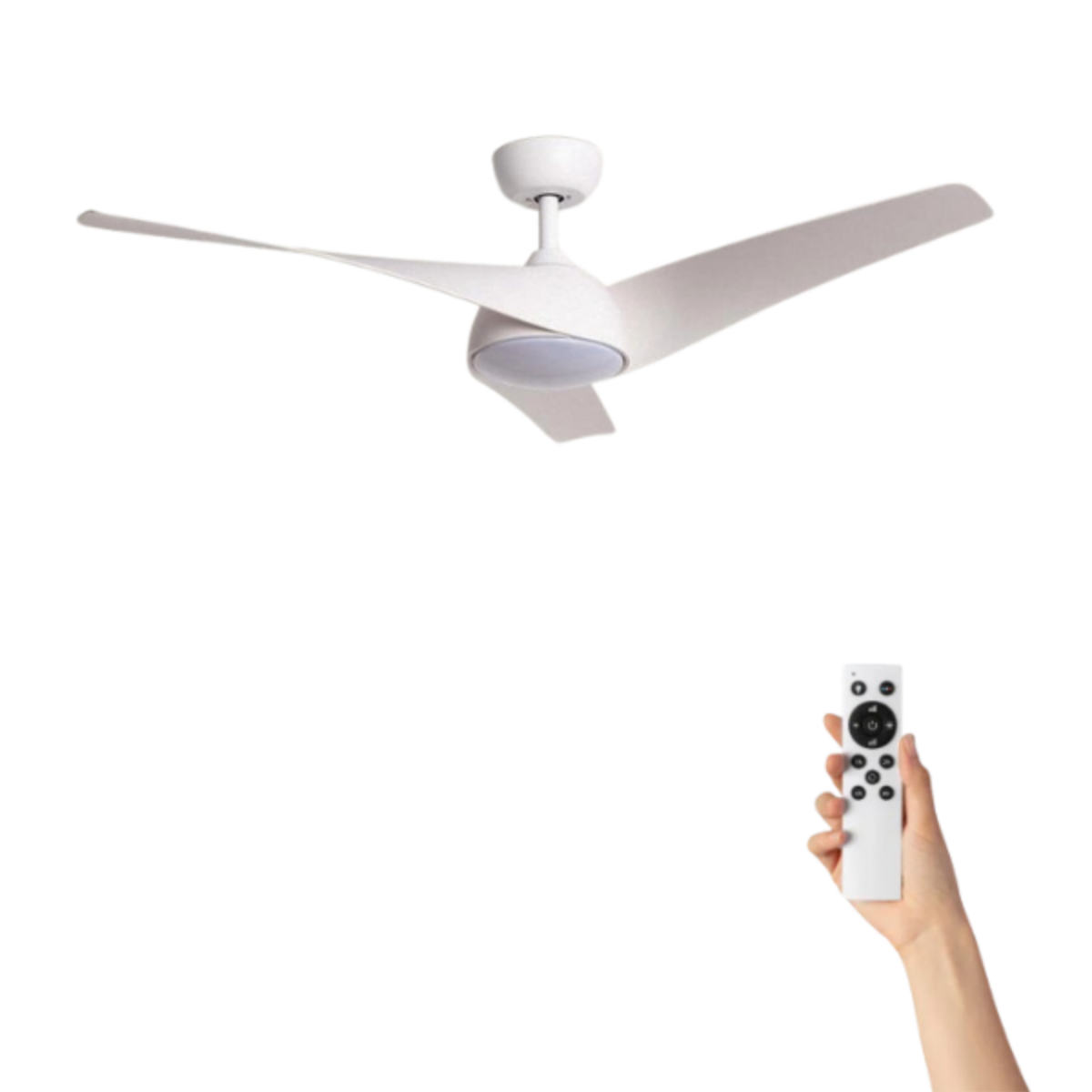 Un ventilatore da soffitto bianco con tre pale. Una mano tiene un telecomando bianco.