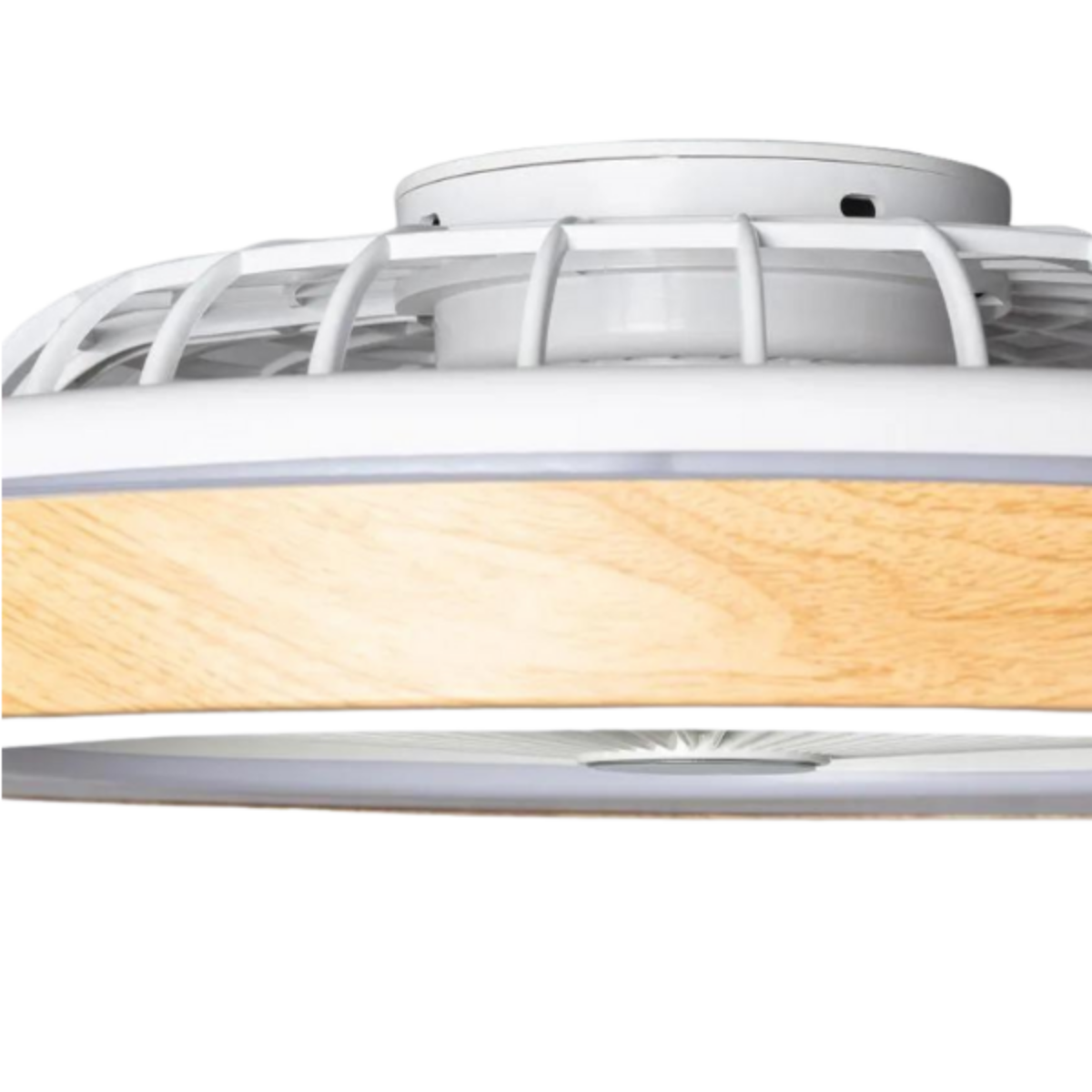 Primo piano di un ventilatore da soffitto bianco con finiture e pale in legno chiaro.
