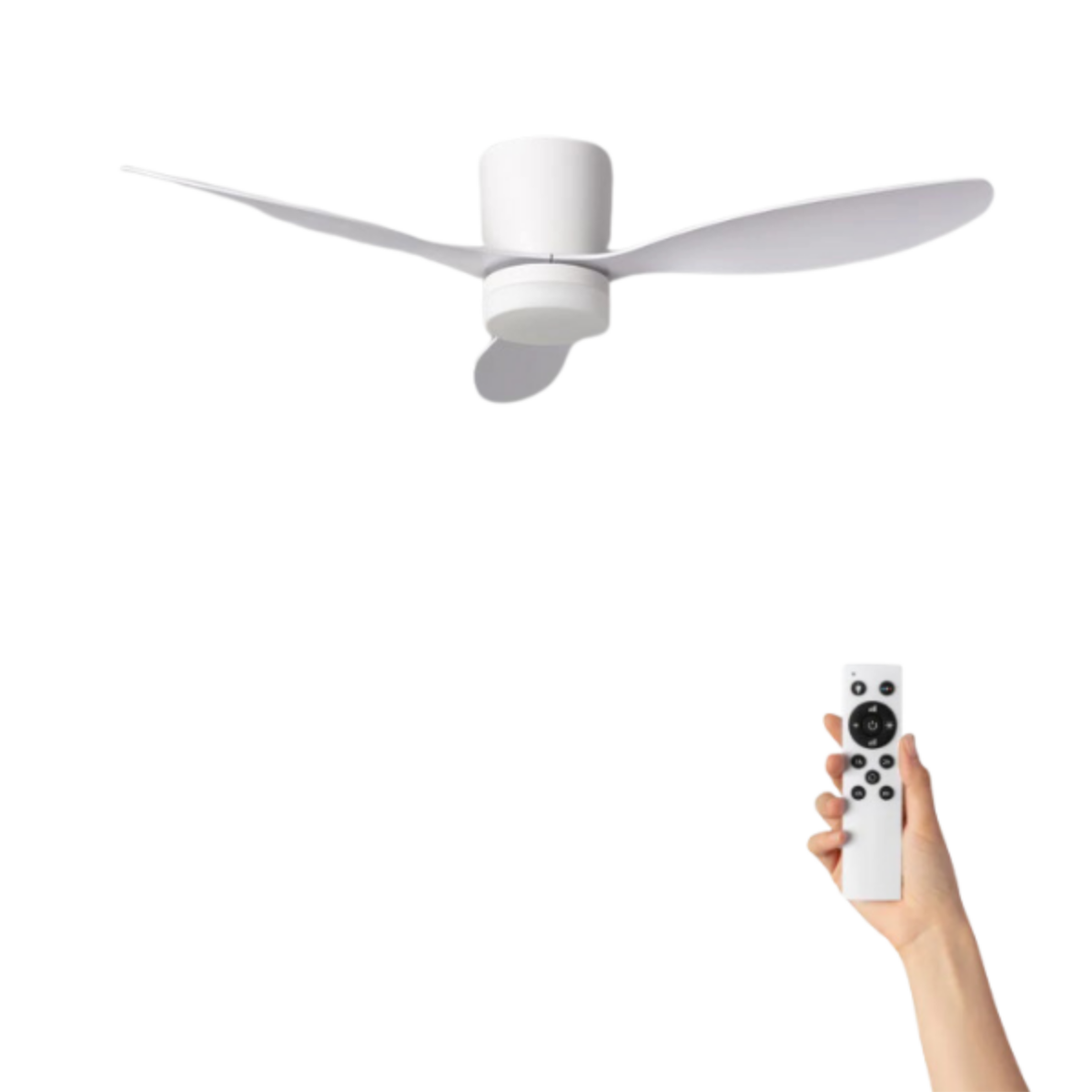 Un ventilatore da soffitto con tre pale argentate e un centro bianco.