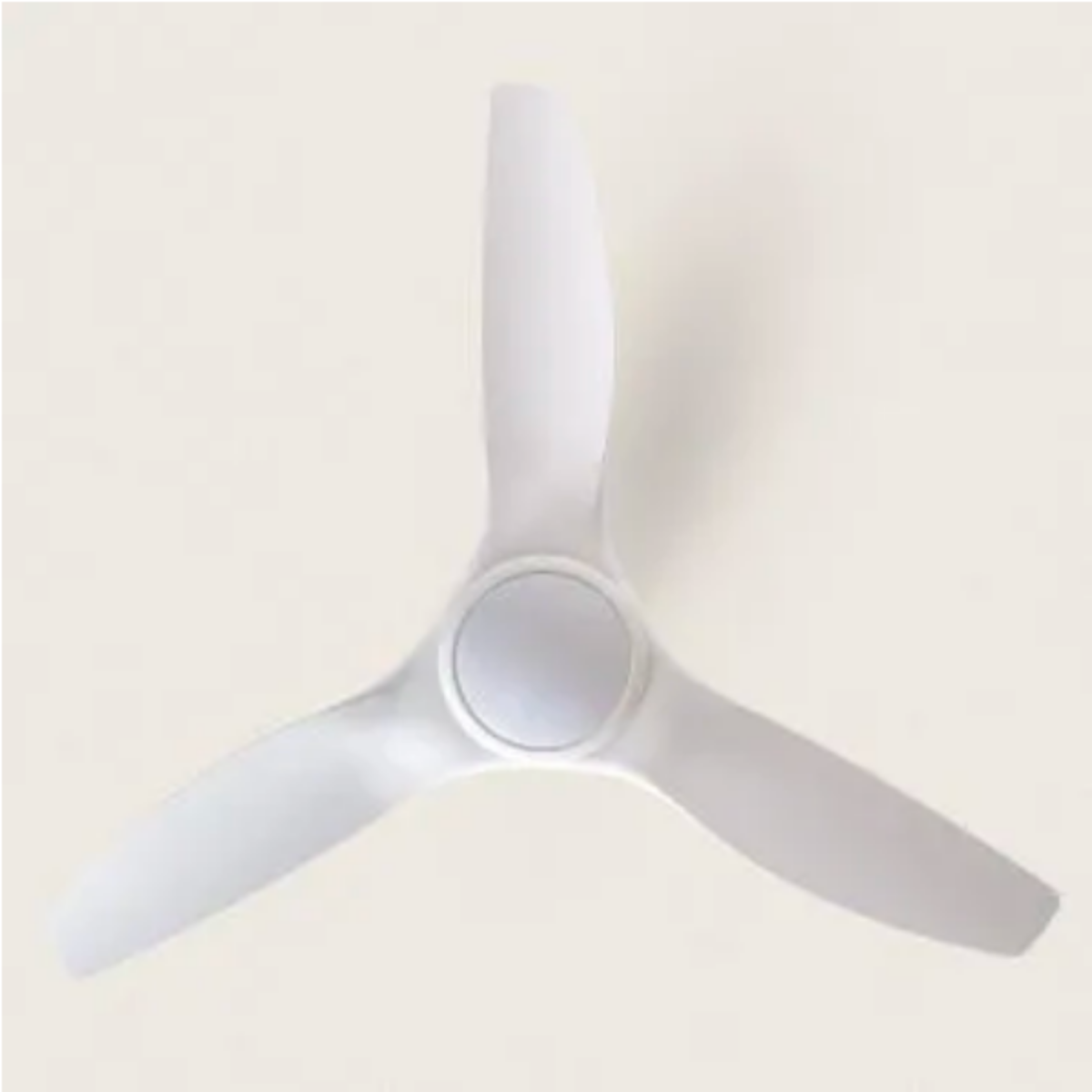 Ventilatore da soffitto bianco con tre pale, centrato su sfondo bianco.